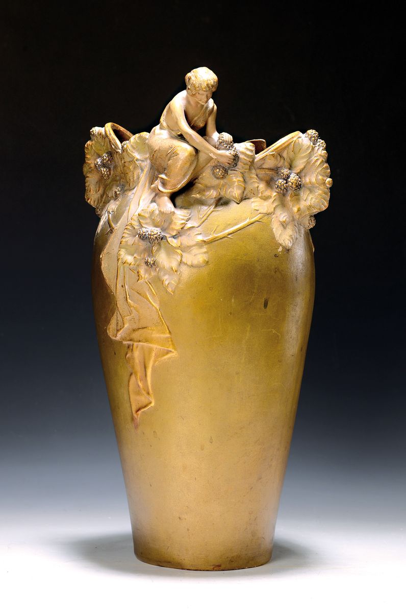 Große Jugendstil Vase, Österreich oder Ungarn, um 1900, Keramik, reliefiert mit Blättern, Beeren und vollplastischer Frauenfigur, goldbronzefarben ...
