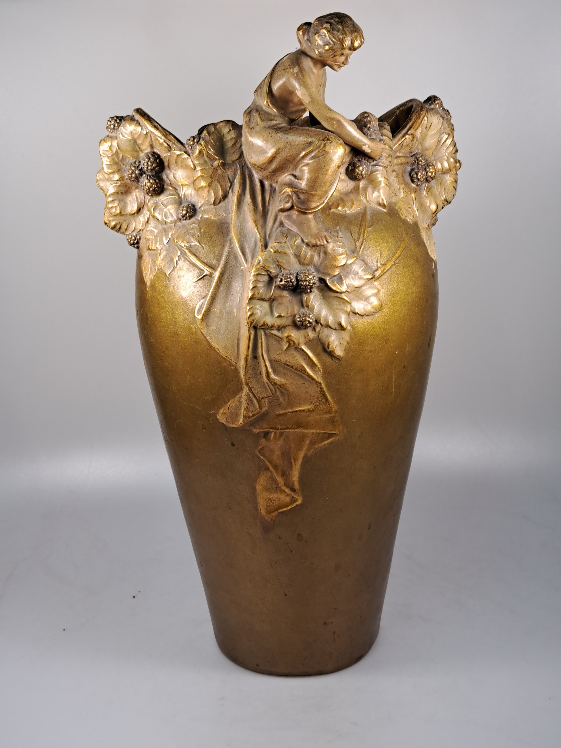Detail a: Große Jugendstil Vase, Österreich oder Ungarn, um 1900, Keramik, reliefiert mit Blättern, Beeren und vollplastischer Frauenfigur, goldbronzefarben ...