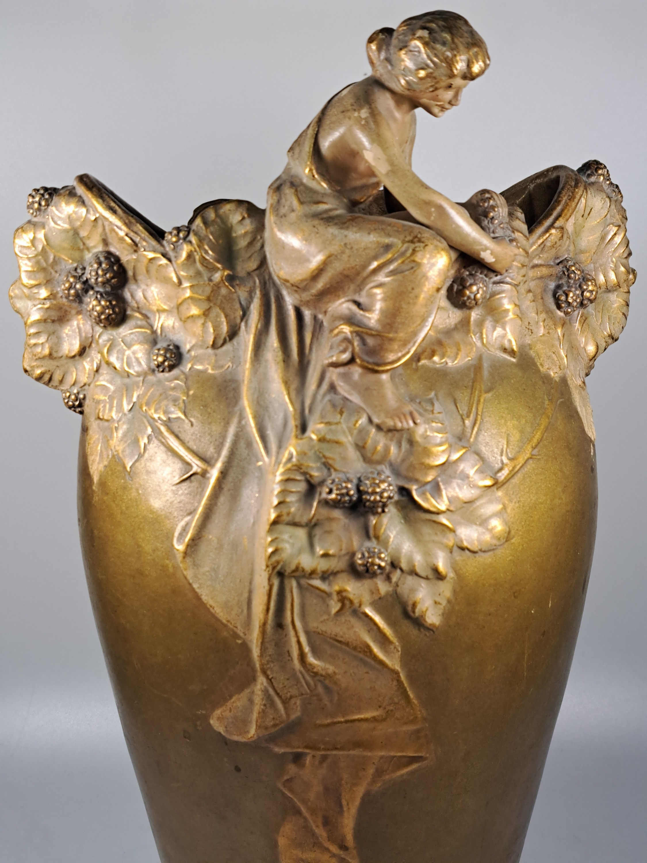 Detail b: Große Jugendstil Vase, Österreich oder Ungarn, um 1900, Keramik, reliefiert mit Blättern, Beeren und vollplastischer Frauenfigur, goldbronzefarben ...
