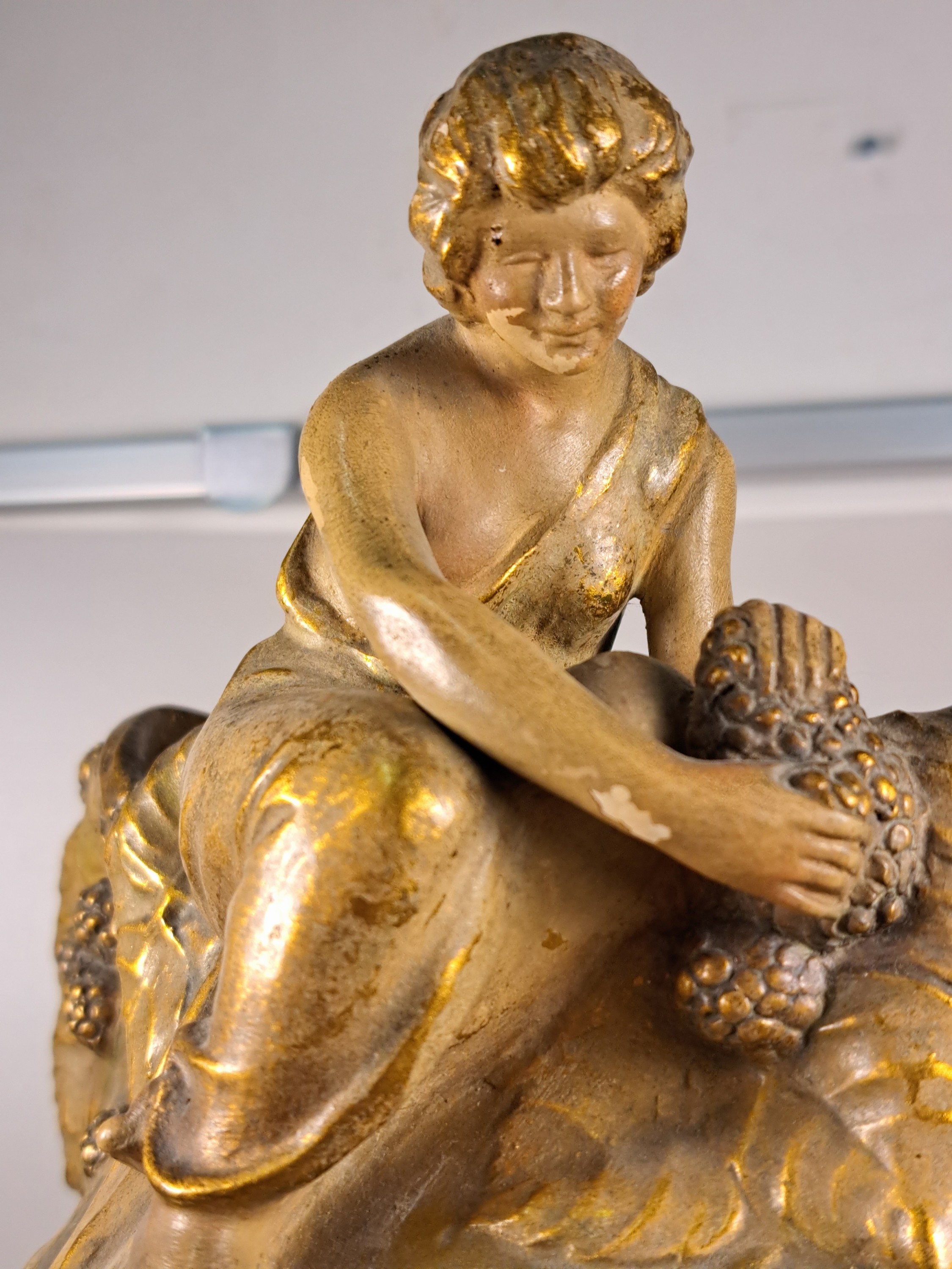 Detail c: Große Jugendstil Vase, Österreich oder Ungarn, um 1900, Keramik, reliefiert mit Blättern, Beeren und vollplastischer Frauenfigur, goldbronzefarben ...