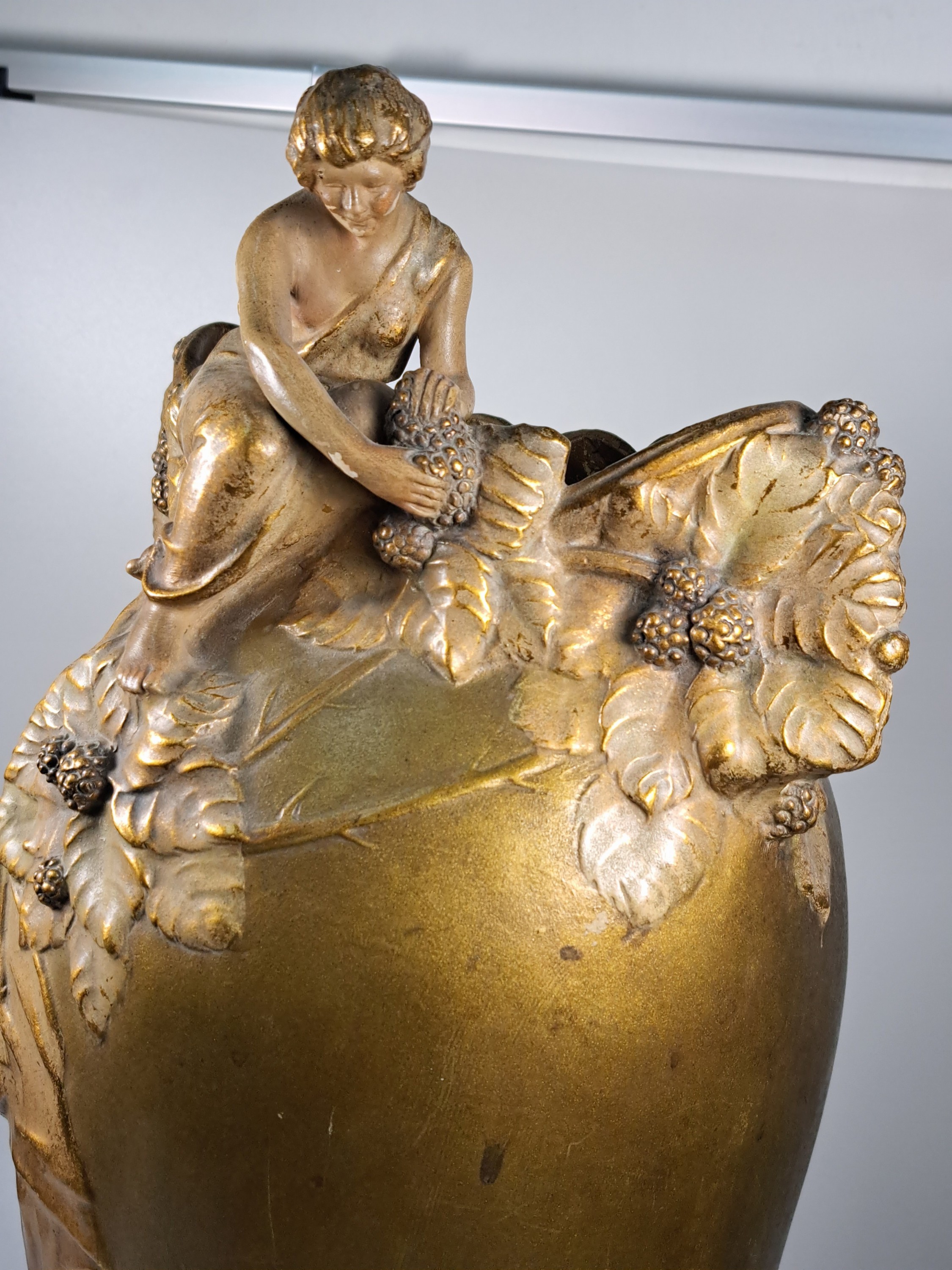 Detail d: Große Jugendstil Vase, Österreich oder Ungarn, um 1900, Keramik, reliefiert mit Blättern, Beeren und vollplastischer Frauenfigur, goldbronzefarben ...