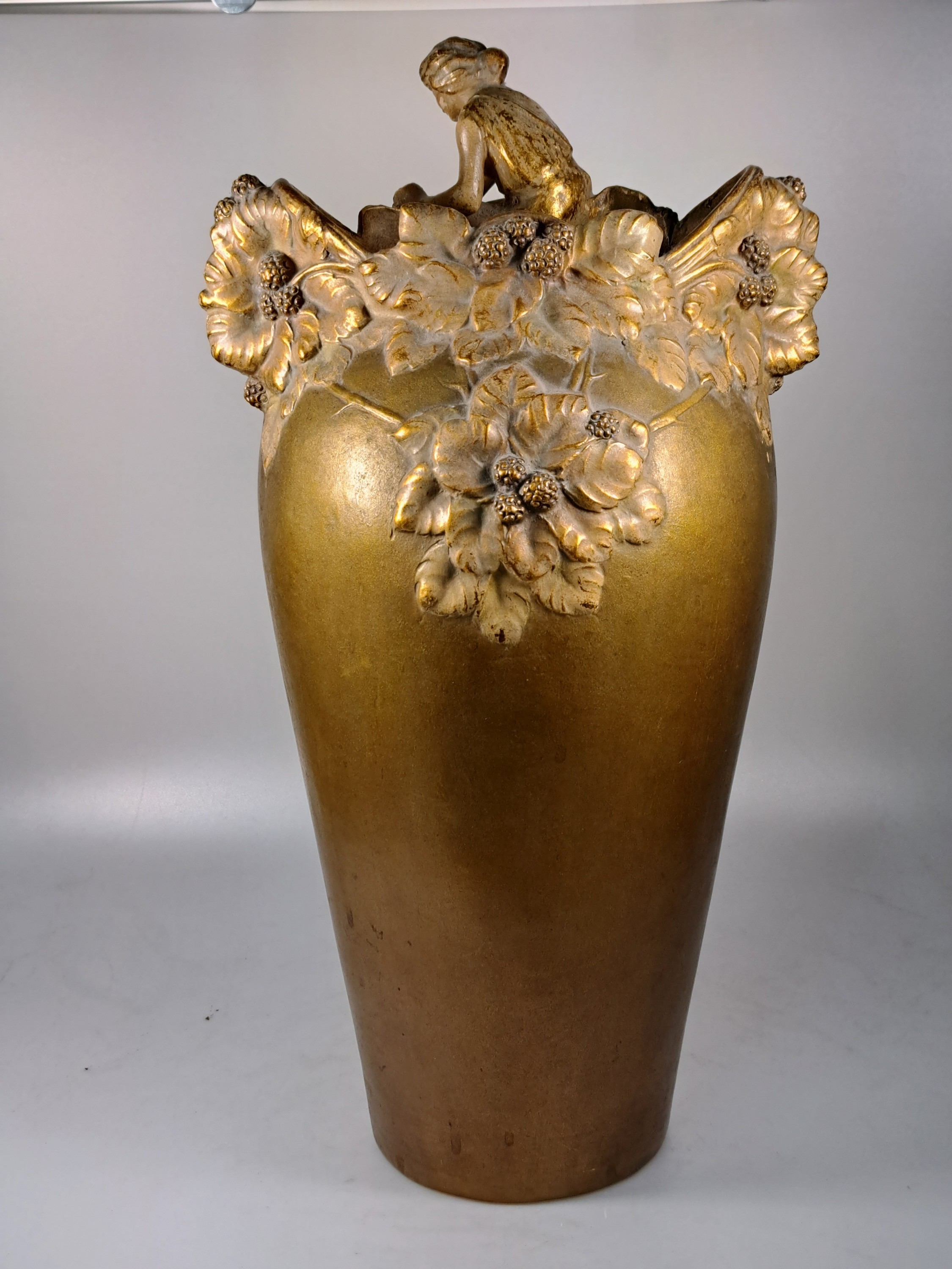 Detail e: Große Jugendstil Vase, Österreich oder Ungarn, um 1900, Keramik, reliefiert mit Blättern, Beeren und vollplastischer Frauenfigur, goldbronzefarben ...