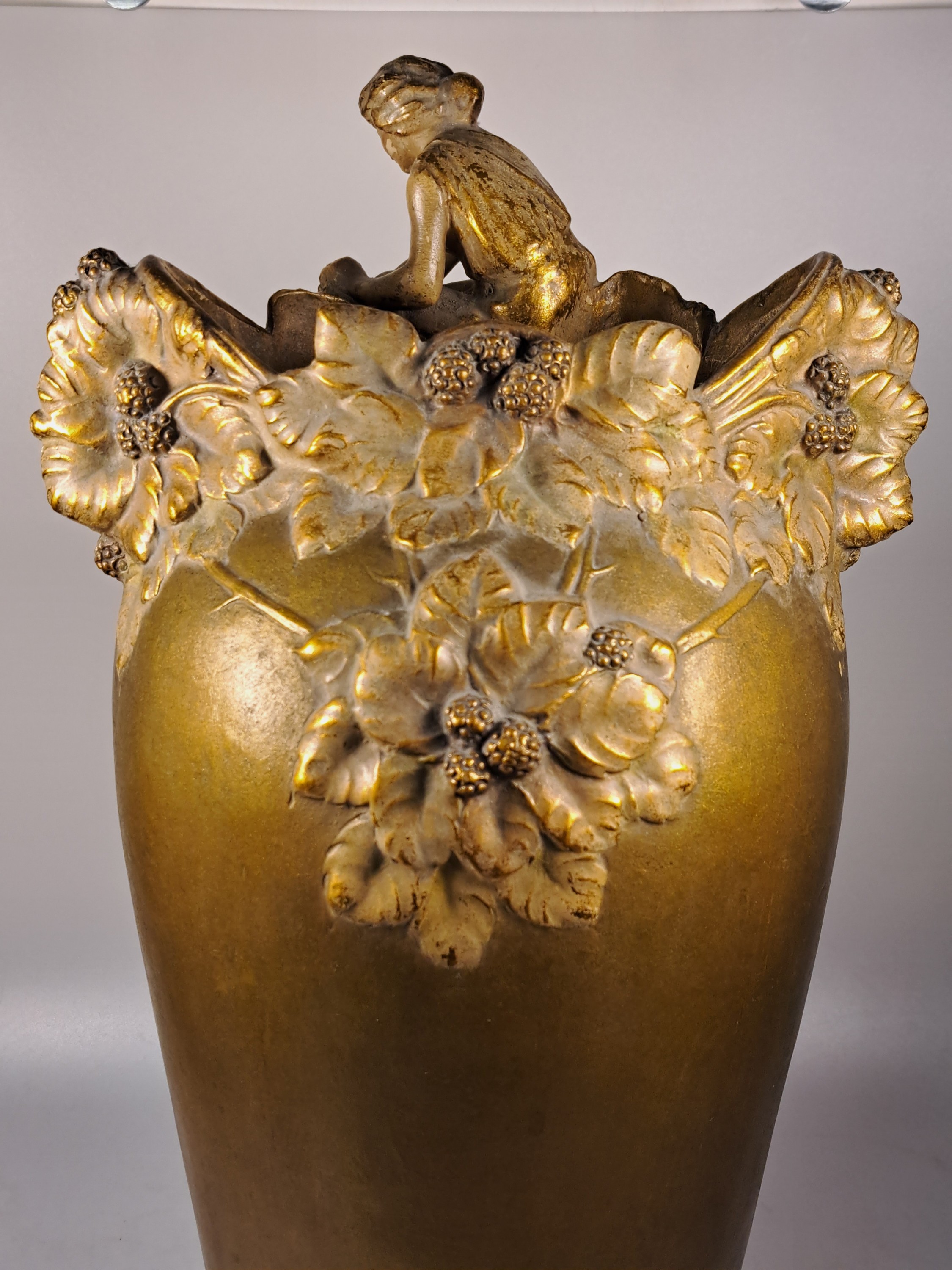 Detail f: Große Jugendstil Vase, Österreich oder Ungarn, um 1900, Keramik, reliefiert mit Blättern, Beeren und vollplastischer Frauenfigur, goldbronzefarben ...