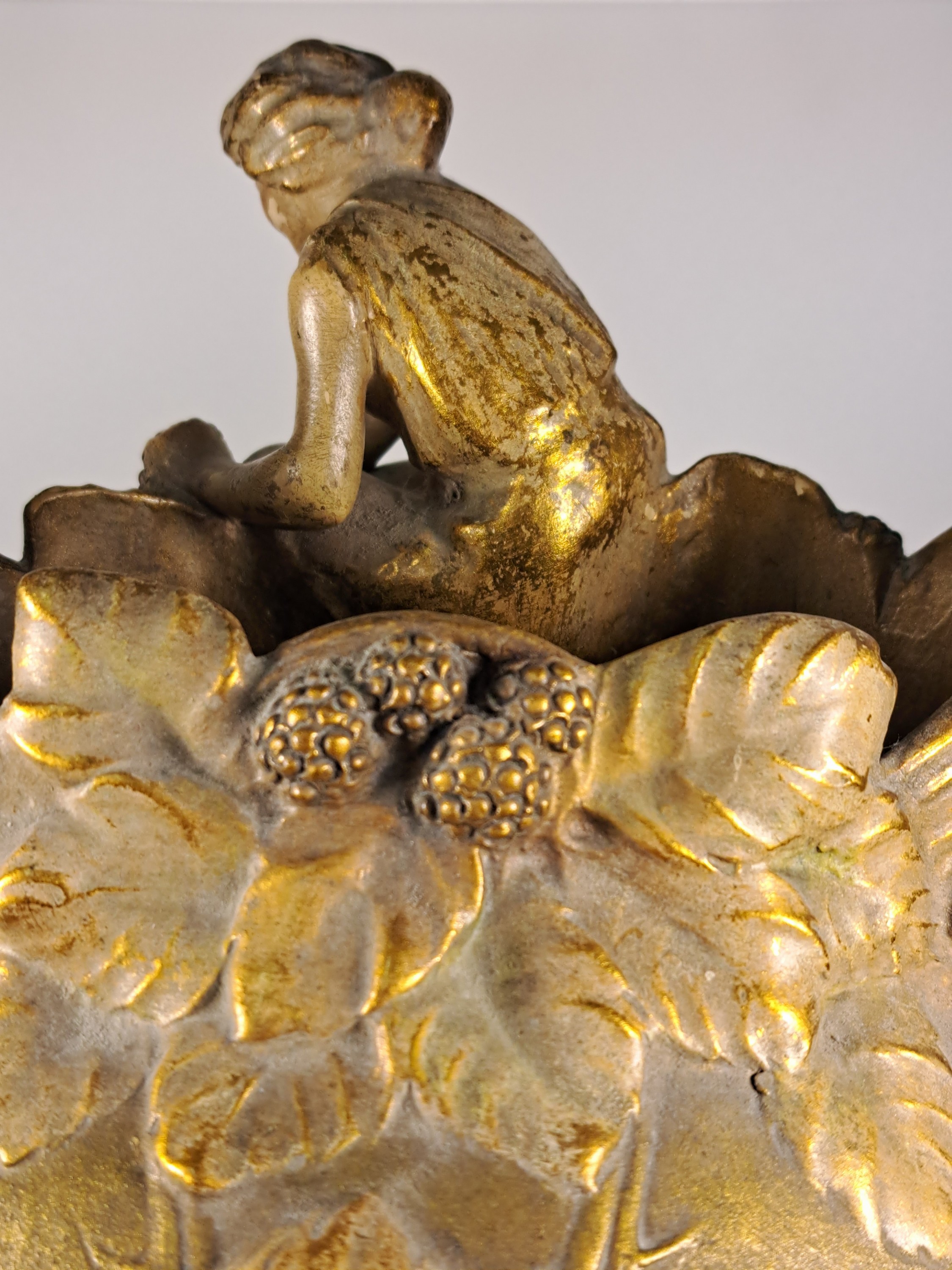 Detail g: Große Jugendstil Vase, Österreich oder Ungarn, um 1900, Keramik, reliefiert mit Blättern, Beeren und vollplastischer Frauenfigur, goldbronzefarben ...