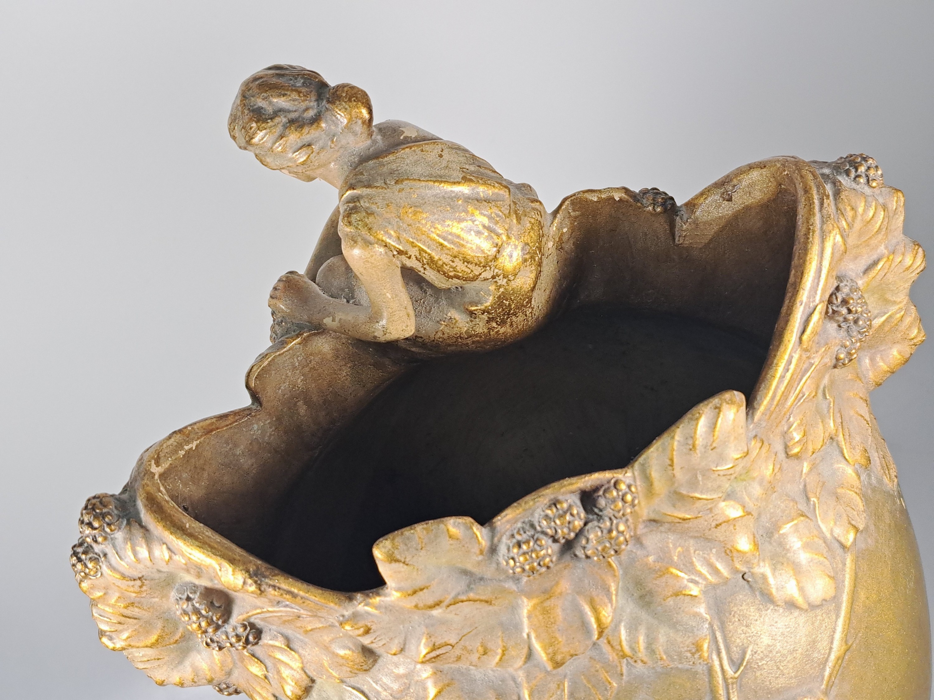Detail h: Große Jugendstil Vase, Österreich oder Ungarn, um 1900, Keramik, reliefiert mit Blättern, Beeren und vollplastischer Frauenfigur, goldbronzefarben ...