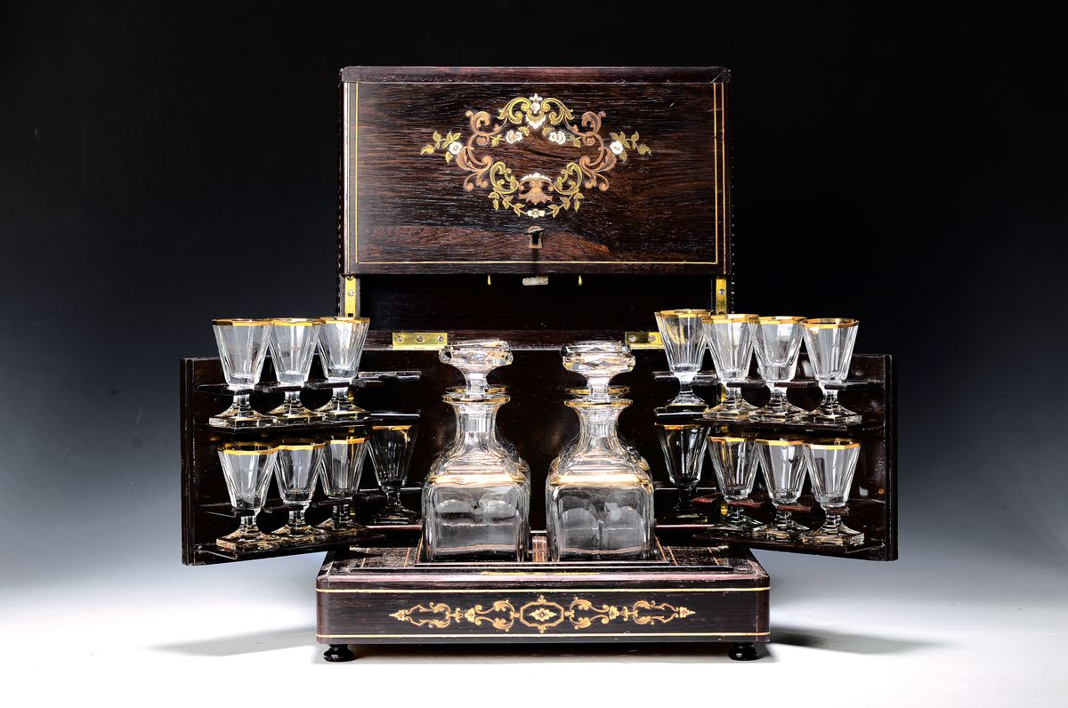 Reise-Likörset, Frankreich, um 1870, Mahagonigehäuse fein intarsiert mit Kupfer- Messing und Beineinlagen, Inneneinrichtung mit vier Karaffen und ...