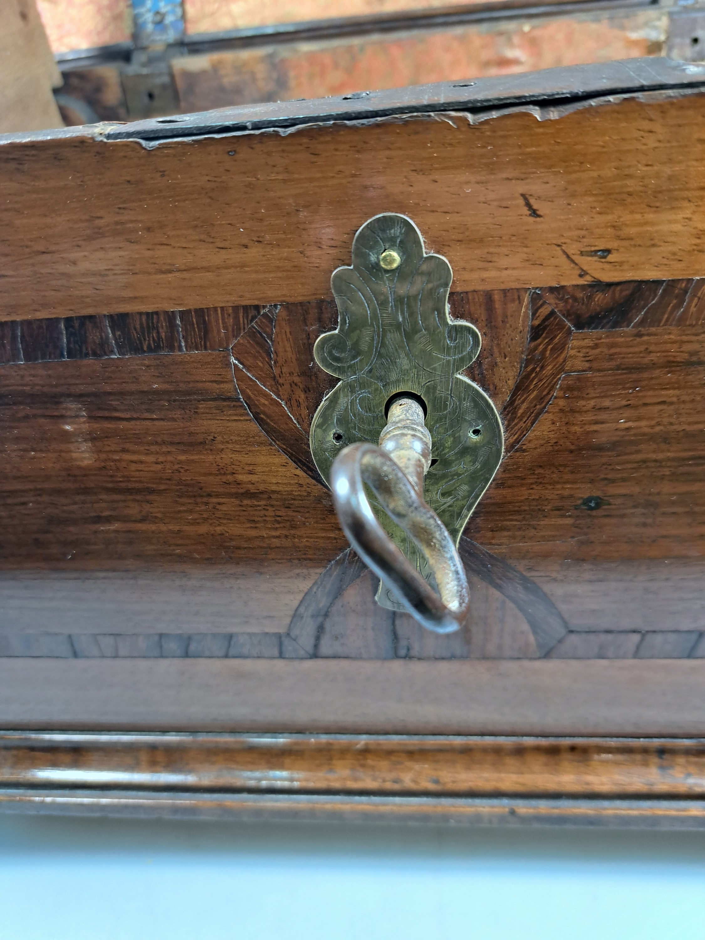 Detail c: Modelltruhe, süddeutsch, um 1780, barock, Nußbaumfurnier intarsiert, Deckel mit Darstellung eines Bären, der an einen Baum gebunden ist, orig. ...