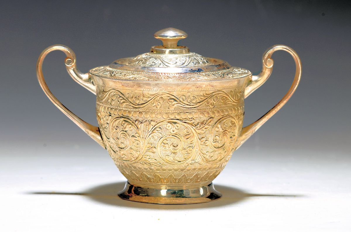 Deckeldose, Pakistan, frühes 20. Jh., 940er Silber, reich reliefiert mit Arabesken und Ranken, H. ca. 11cm, ca. 475 g.