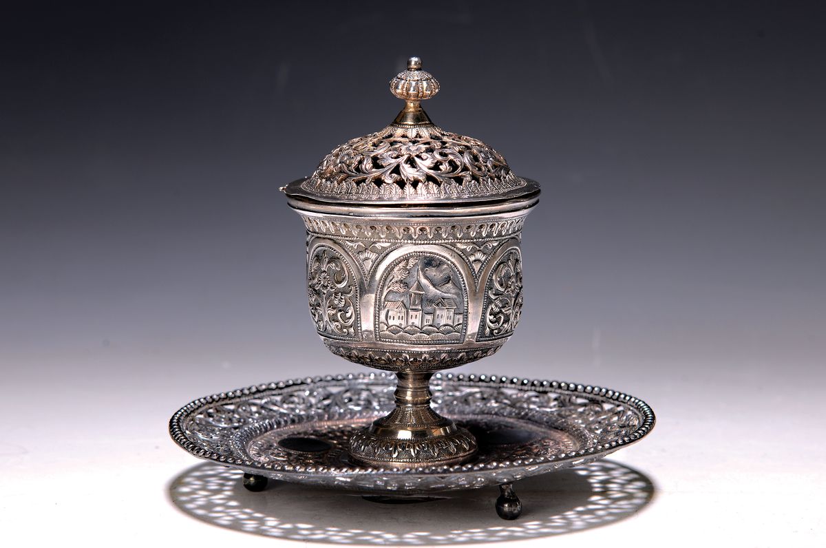 Brule de parfum, Vorderasien, um 1900, Metall versilbert, reliefiert mit Ranken und Blumen, in Kartuschen Häuser, Deckel und Rand in ...