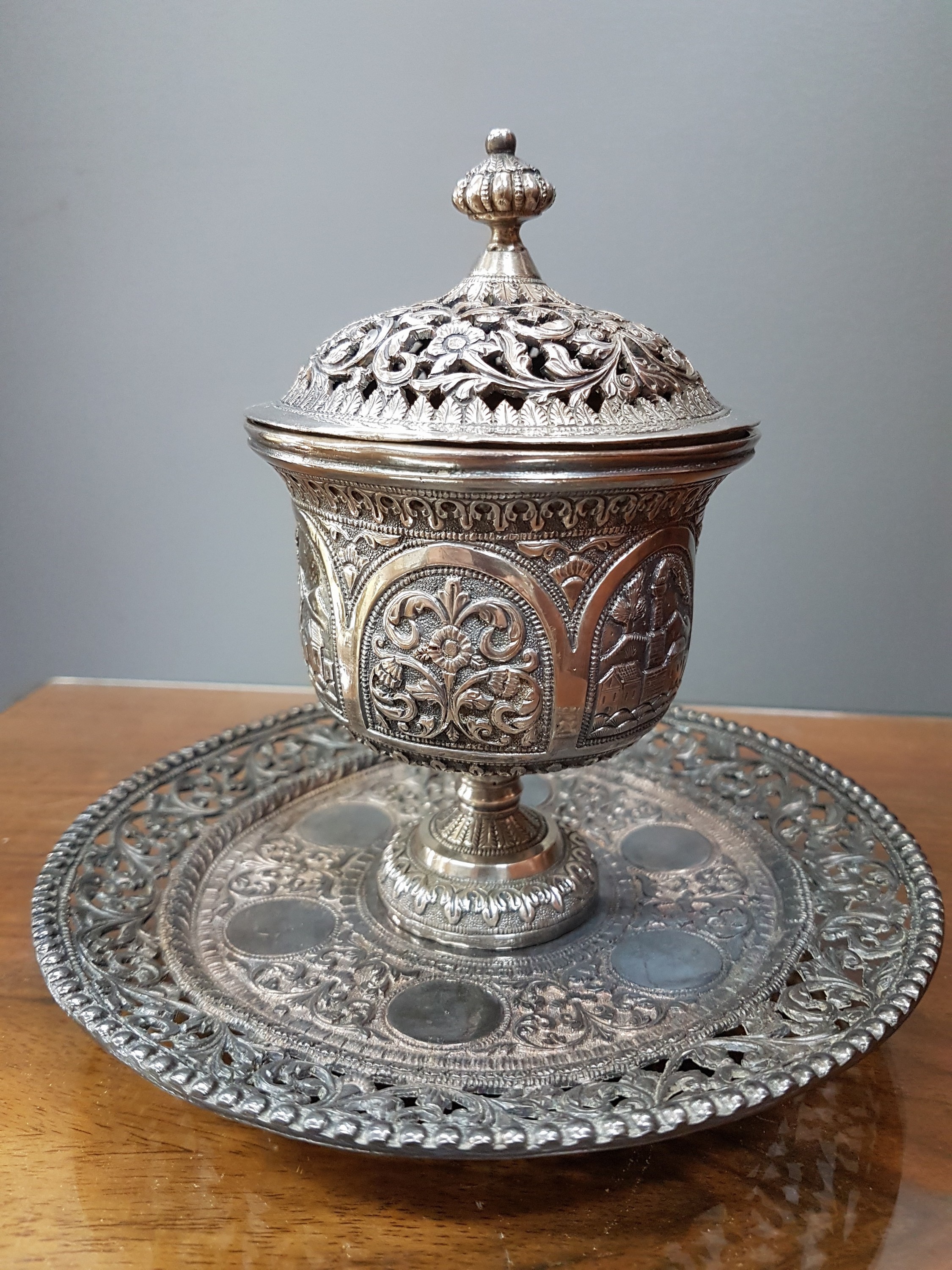 Detail a: Brule de parfum, Vorderasien, um 1900, Metall versilbert, reliefiert mit Ranken und Blumen, in Kartuschen Häuser, Deckel und Rand in ...