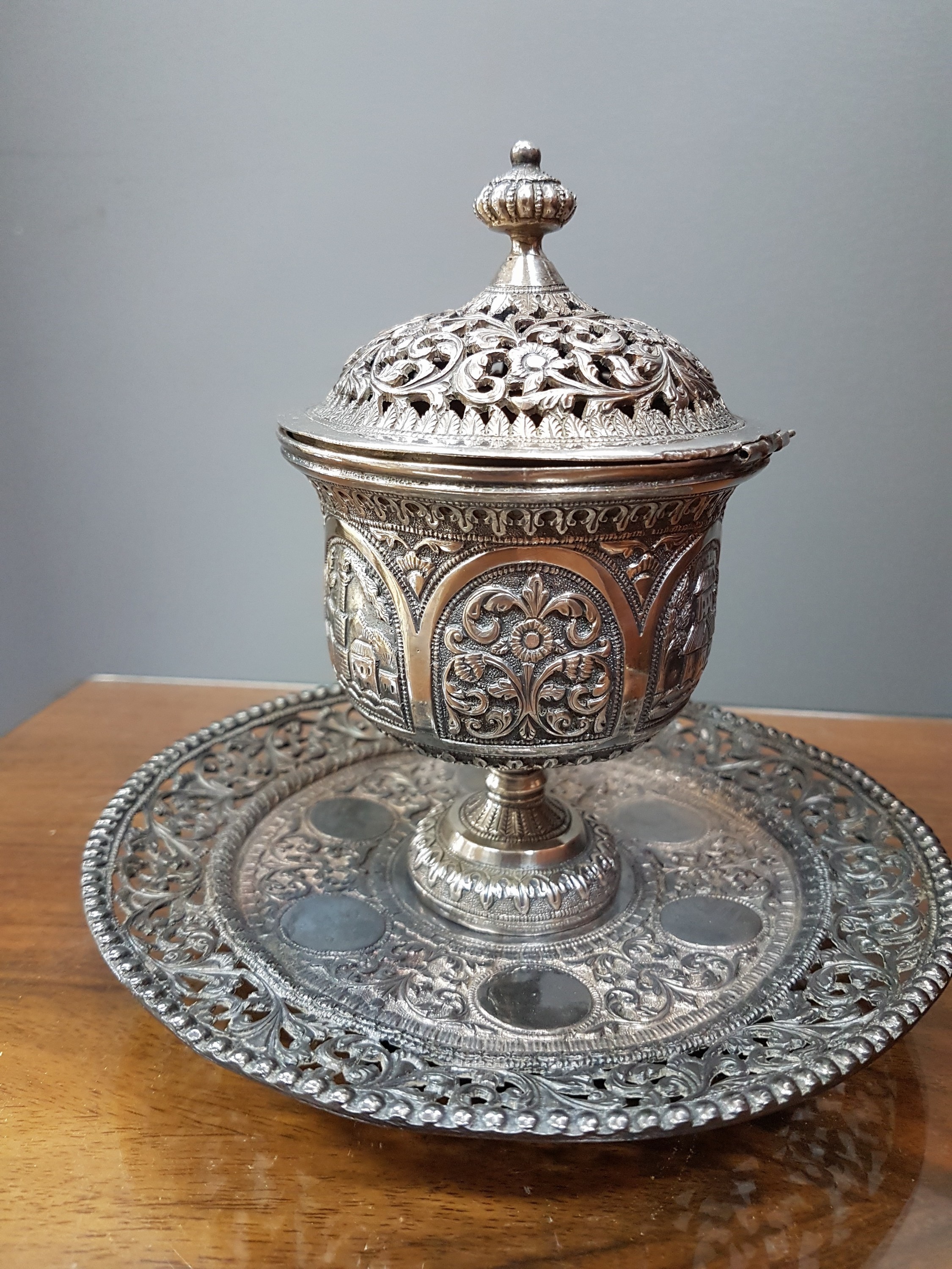 Detail b: Brule de parfum, Vorderasien, um 1900, Metall versilbert, reliefiert mit Ranken und Blumen, in Kartuschen Häuser, Deckel und Rand in ...