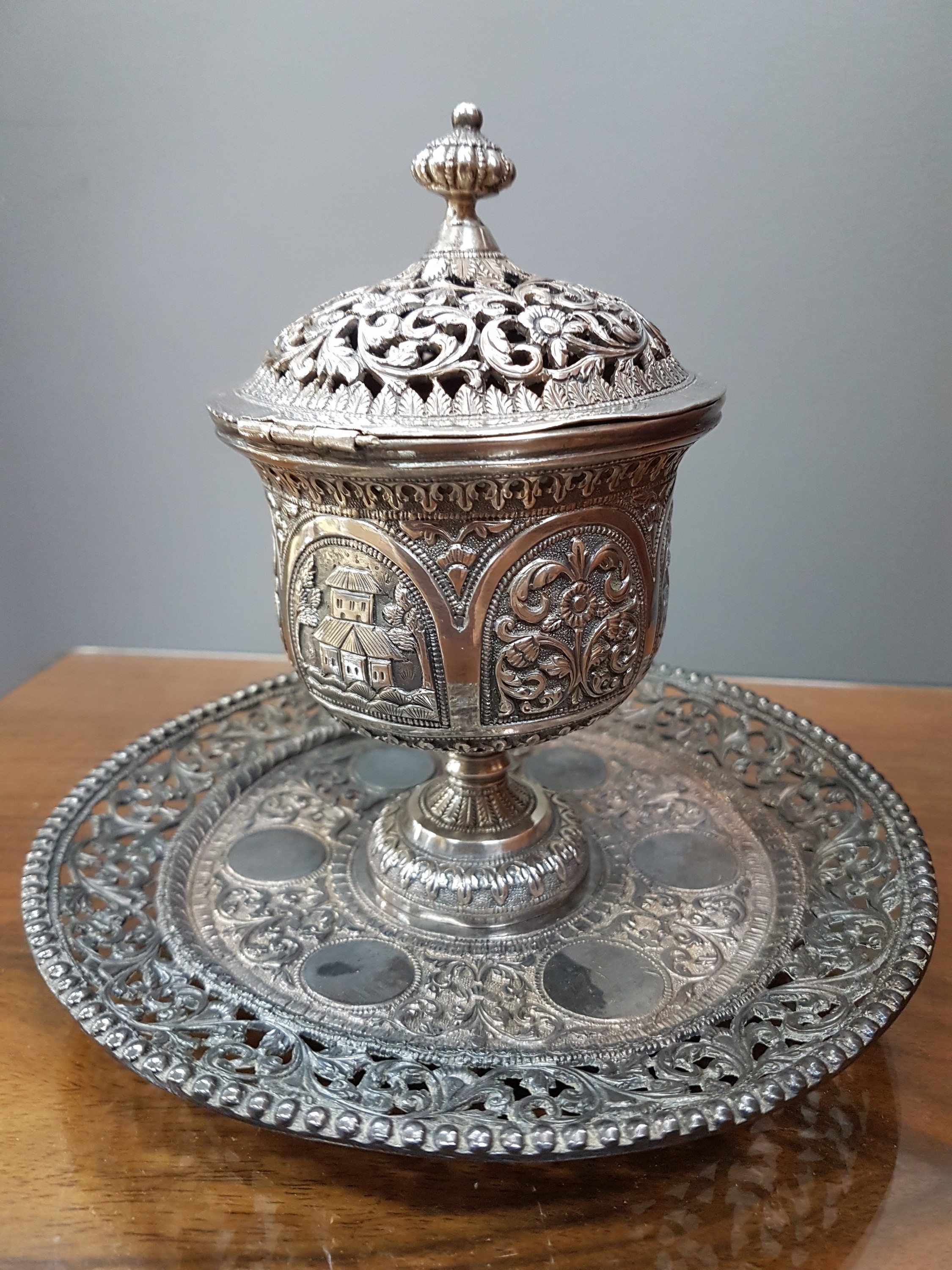 Detail c: Brule de parfum, Vorderasien, um 1900, Metall versilbert, reliefiert mit Ranken und Blumen, in Kartuschen Häuser, Deckel und Rand in ...