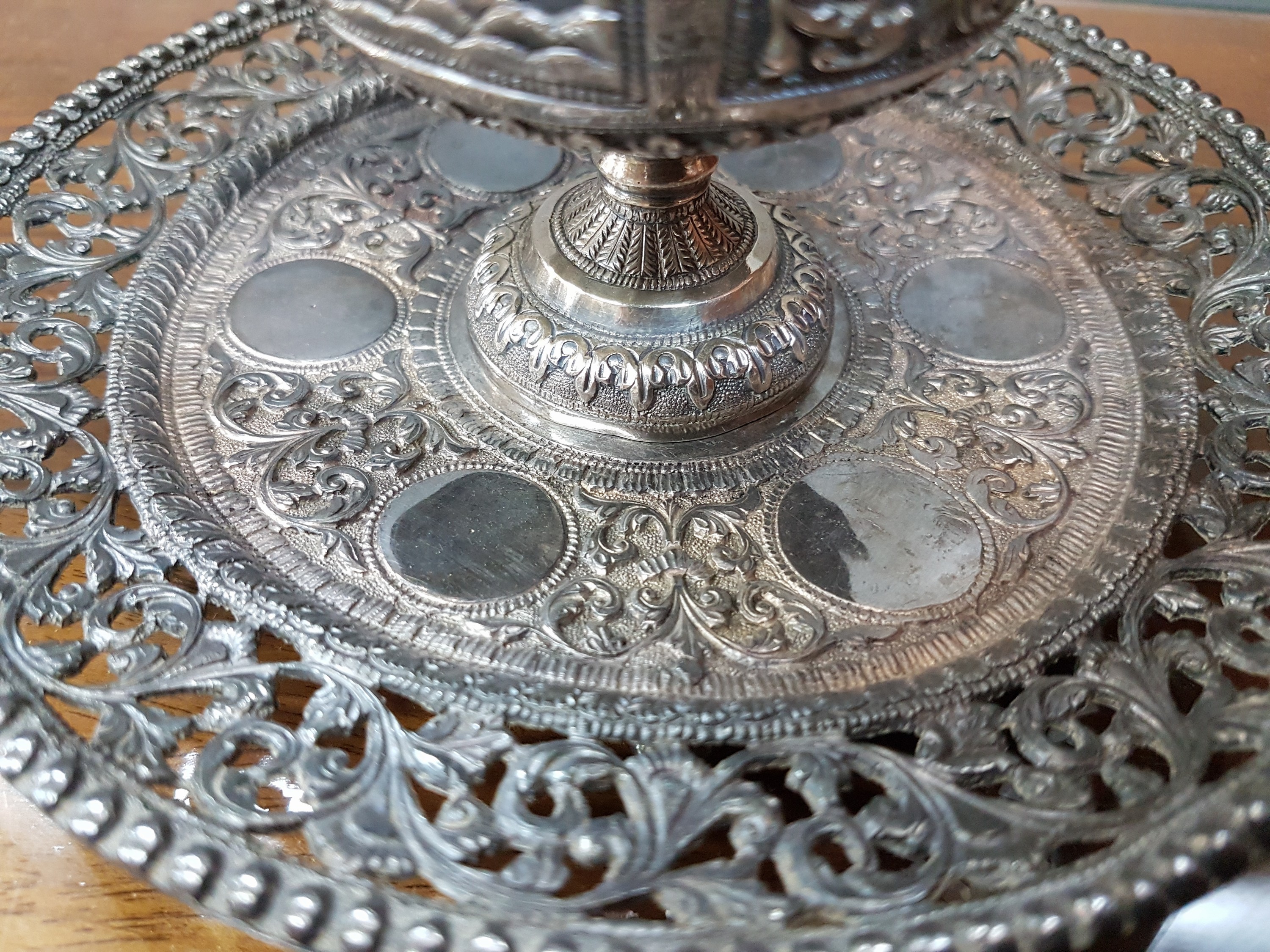 Detail d: Brule de parfum, Vorderasien, um 1900, Metall versilbert, reliefiert mit Ranken und Blumen, in Kartuschen Häuser, Deckel und Rand in ...