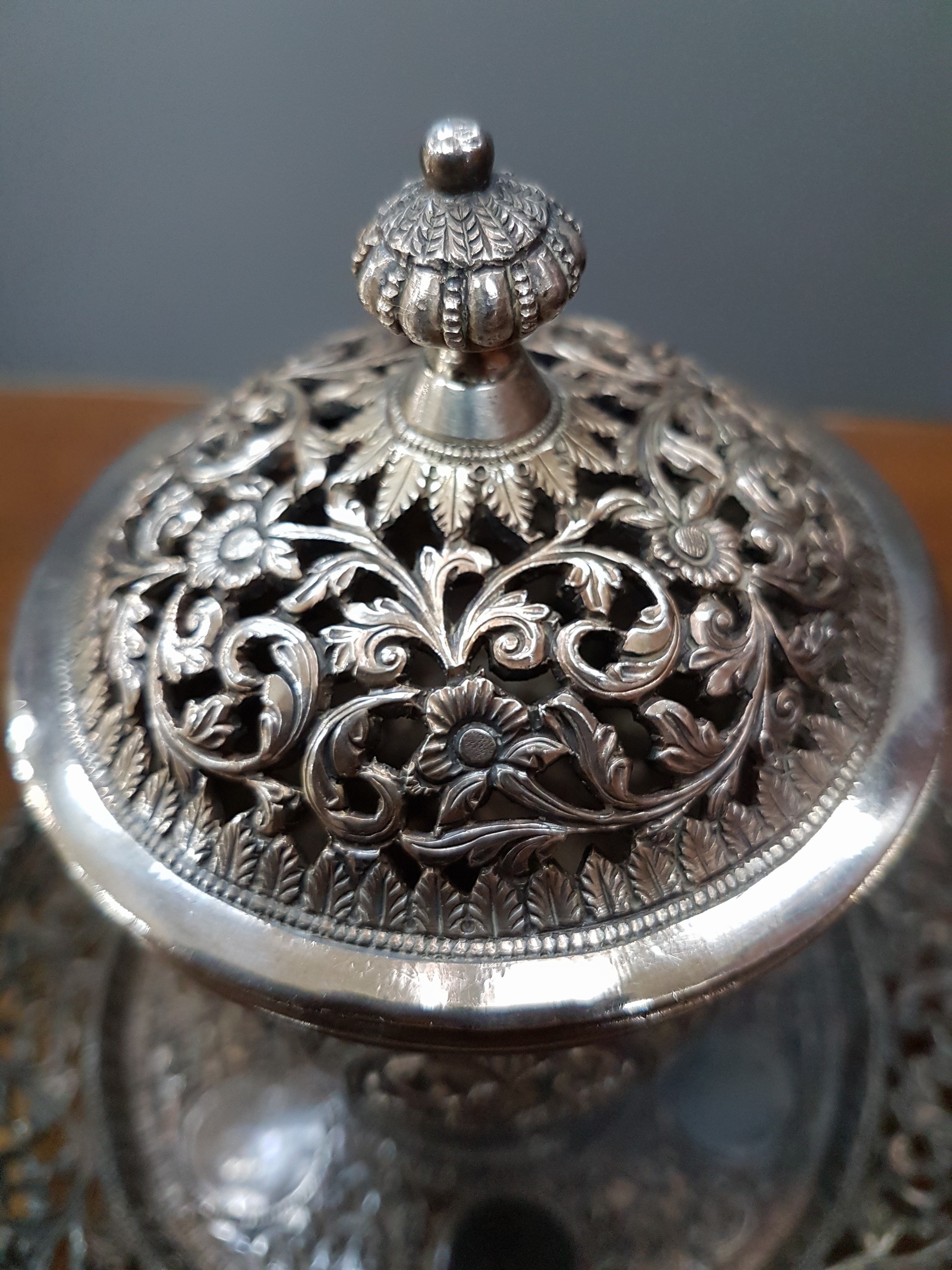 Detail f: Brule de parfum, Vorderasien, um 1900, Metall versilbert, reliefiert mit Ranken und Blumen, in Kartuschen Häuser, Deckel und Rand in ...