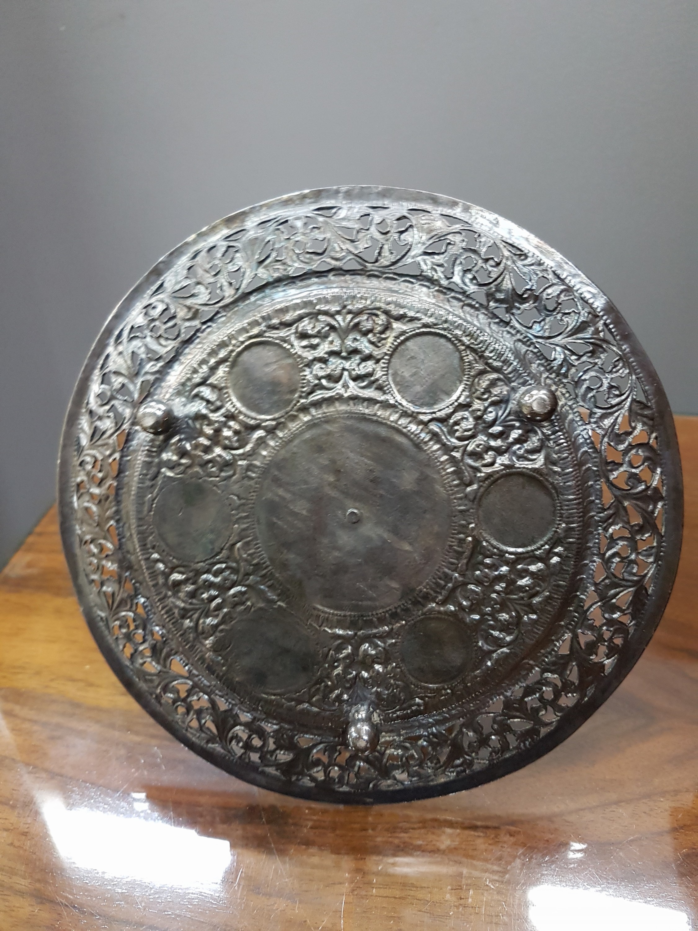 Detail g: Brule de parfum, Vorderasien, um 1900, Metall versilbert, reliefiert mit Ranken und Blumen, in Kartuschen Häuser, Deckel und Rand in ...