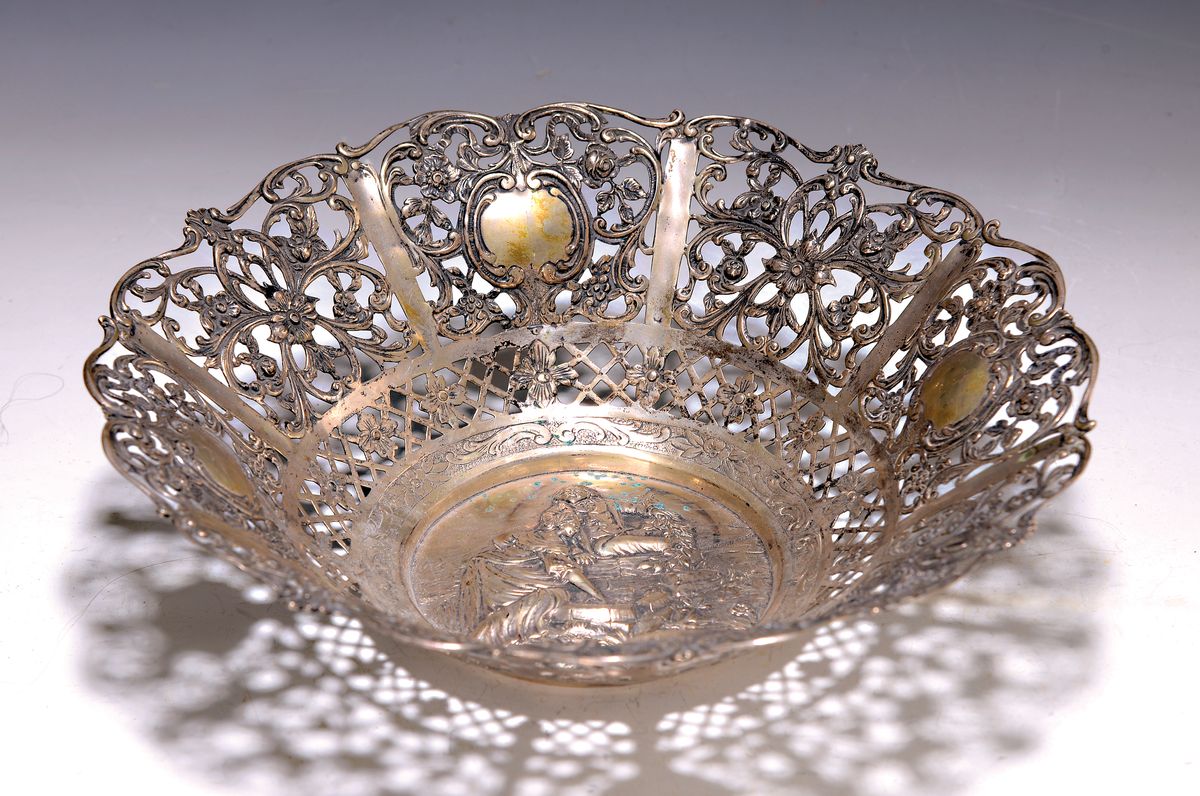 Anbietschale, deutsch, um 1900, 800er Silber, reich reliefiert, Durchbrucharbeit, mittig galante Szene, H. ca. 7cm, D. ca. 26cm, ca. 390g.