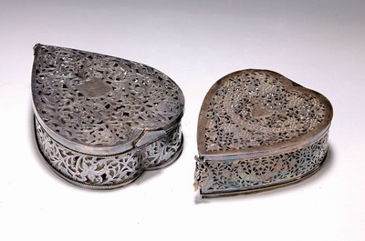 Image 26728813 - 2 heart-shaped lidded boxes, Middle East, 20thcentury, rim and lid in breakthrough work withtendrils, leaves and flowers, approx. 5.5x18x14 cm, or 5.5x6x12cm