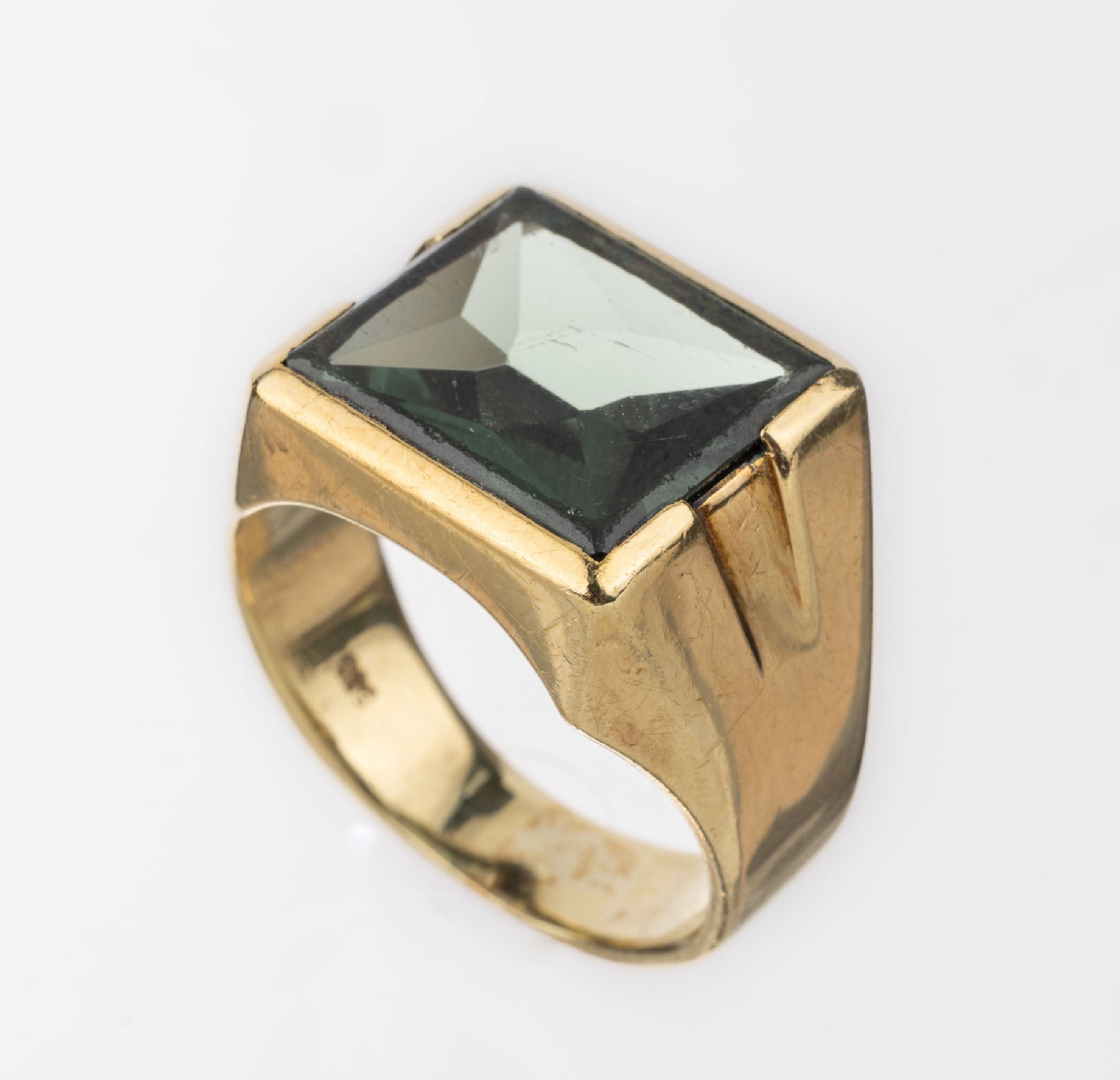 14 kt Gold Farbstein-Ring, GG 585/000, gr. synth. Spinell, Tragespuren, RW 66, ca. 12.5 g