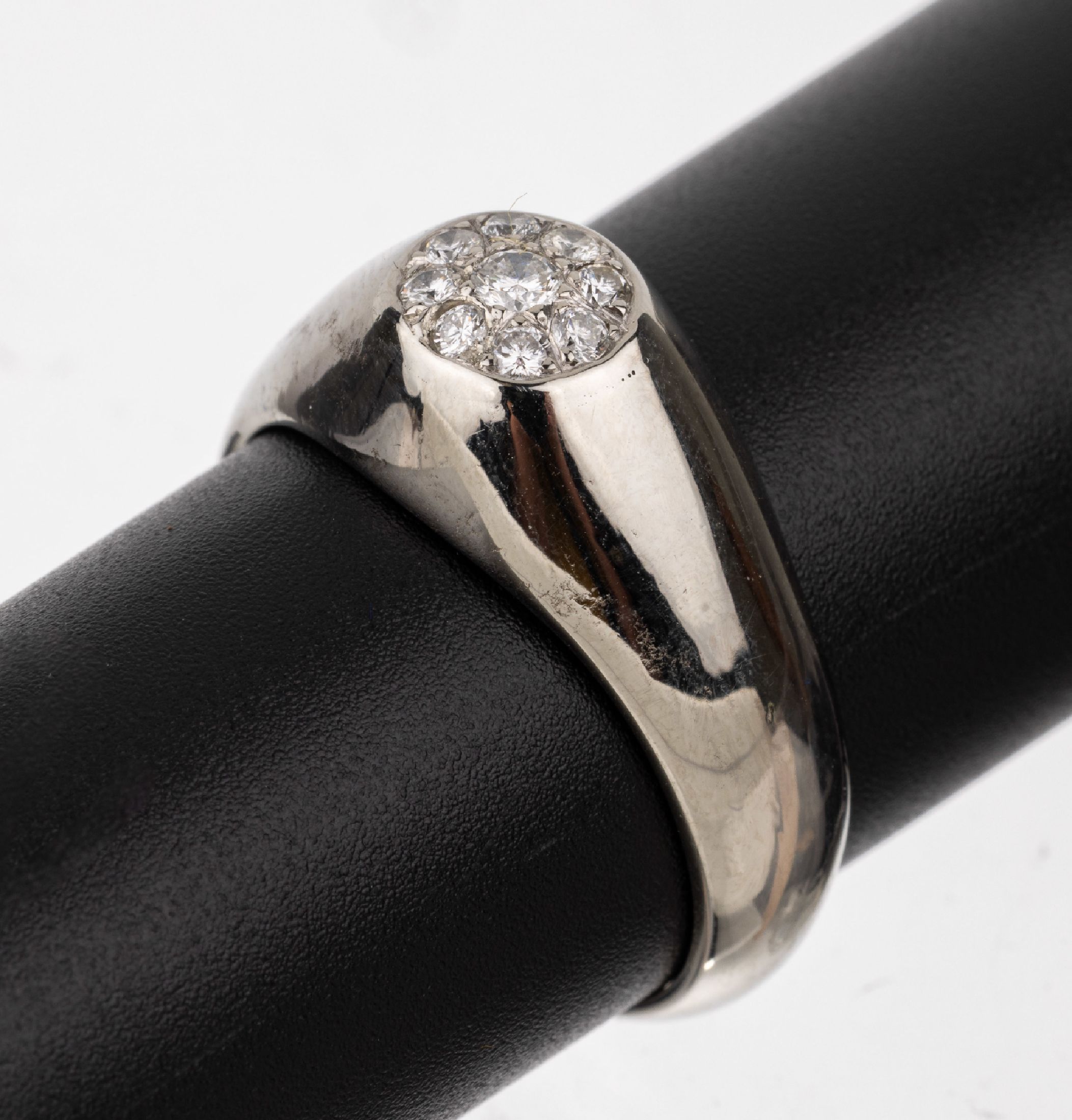 14 kt Gold Brillant-Ring, WG 585/000, 9 Brillanten zus. ca. 0.21 ct Weiß/p, RW 68, ca.13.2 g, Meistermarke unged.