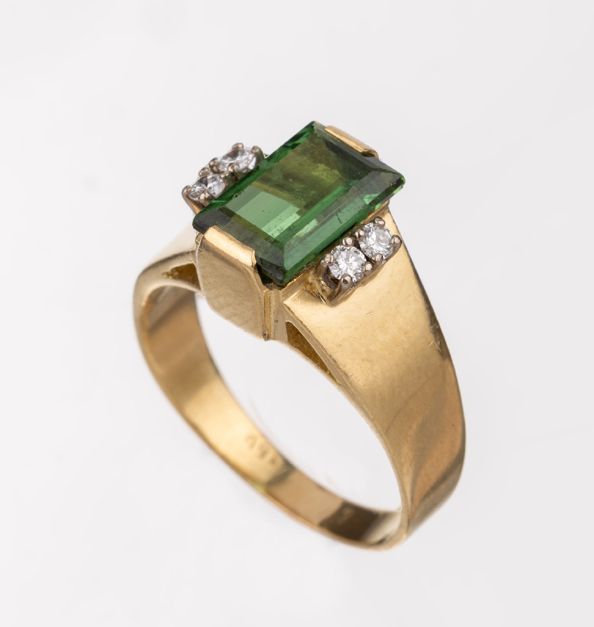 18 kt Gold Turmalin-Brillant-Ring, GG/WG 750/000, mittig facett. Turmalin ca. 1.20 ct, seitl. 4 Brillanten zus. ca. 0.08 ct Weiß/vs -si, RW 53, ca. ...
