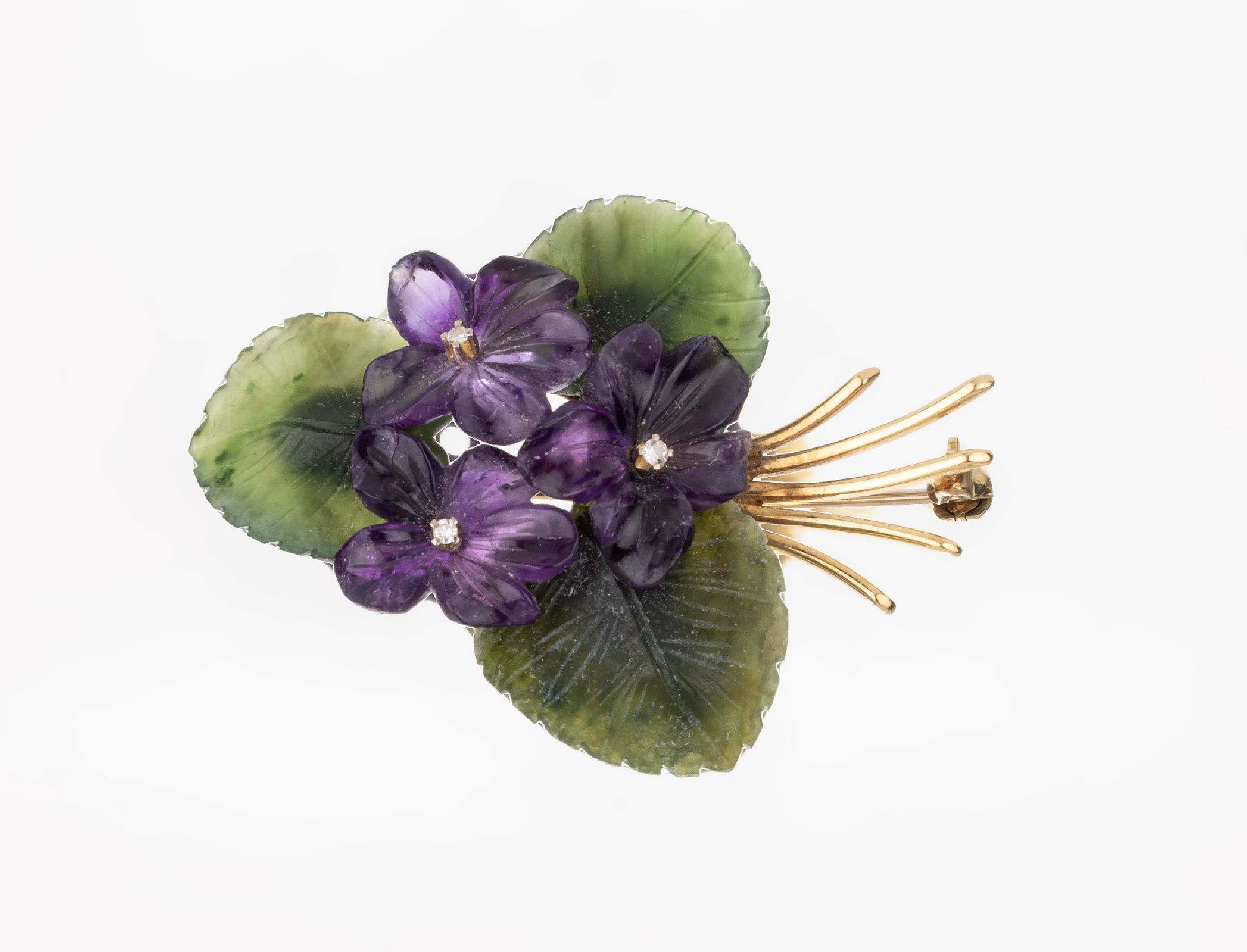 14 kt Gold Veilchenbrosche, GG 585/000, Blätter aus Nephrit, Blüten aus Amethyst geschnitten, 3 kl. Diamanten, L. ca. 4.5 cm,