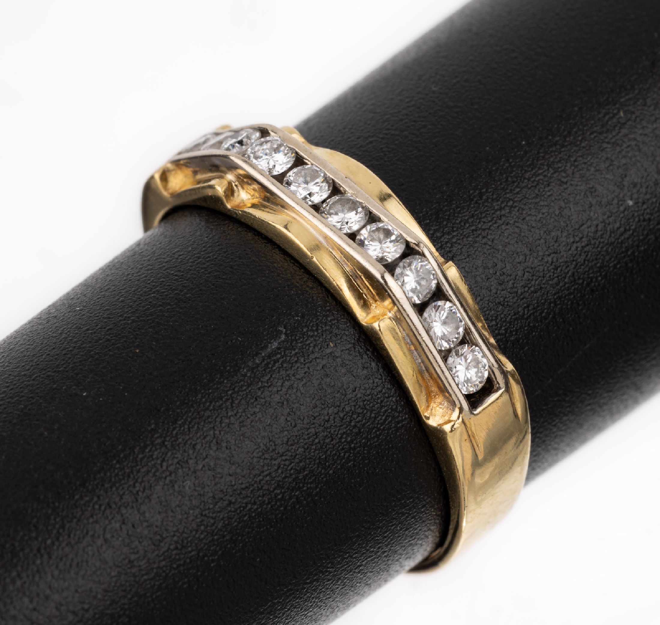 18 kt Gold Brillant-Ring, GG/WG 750/000, in WG gefasste 10 Brillanten zus. ca. 0.25 ct Weiß/si, RW 57, ca. 3.5 g