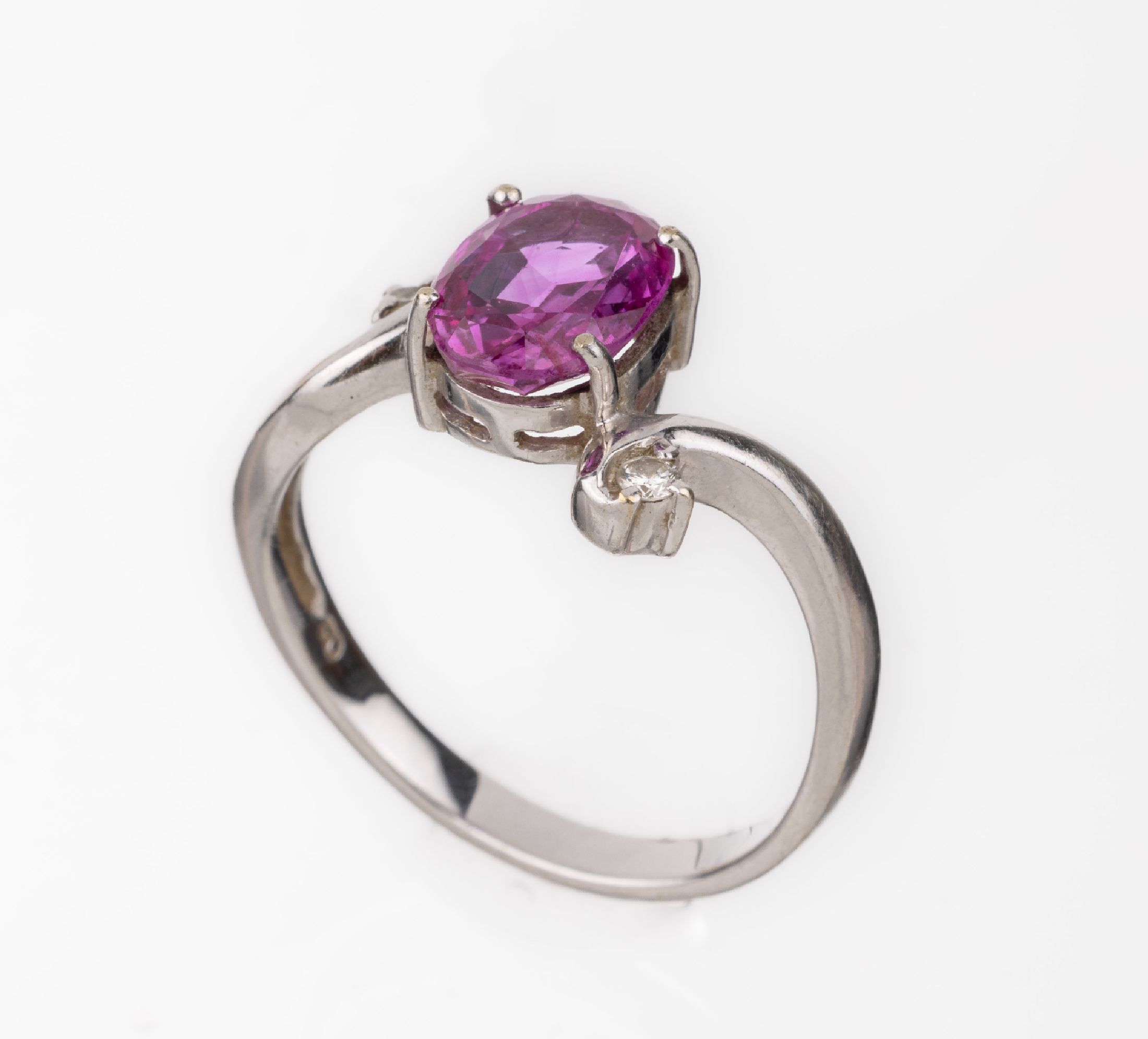 18 kt Gold Farbstein-Brillant-Ring, WG 750/000, mittig ovalfacett. Synthese, 2 Brillanten zus. ca. 0.06 ct Weiß/si-p, RW 55, ca. 3.4 g