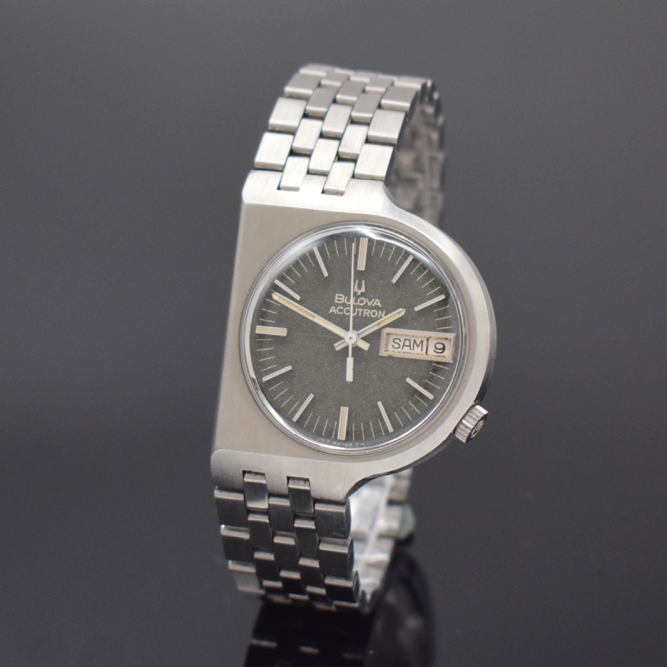 BULOVA Armbanduhr Serie Accutron, Schweiz um 1978, asym. Edelstahlgeh. inkl. orig. Gliederband m. Faltschl., Boden verschr., graues Zifferbl. m. ...