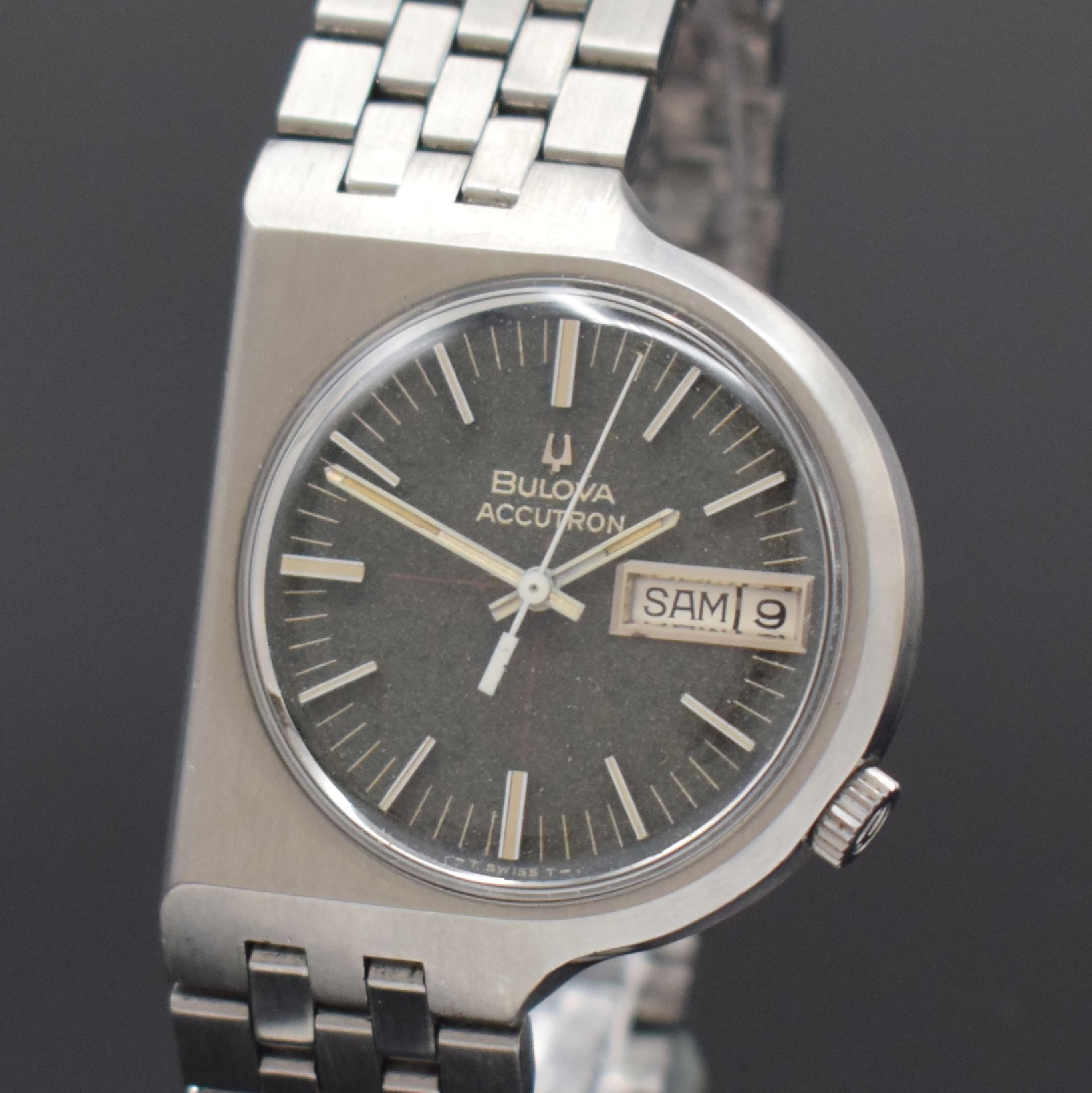 Detail a: BULOVA Armbanduhr Serie Accutron, Schweiz um 1978, asym. Edelstahlgeh. inkl. orig. Gliederband m. Faltschl., Boden verschr., graues Zifferbl. m. ...