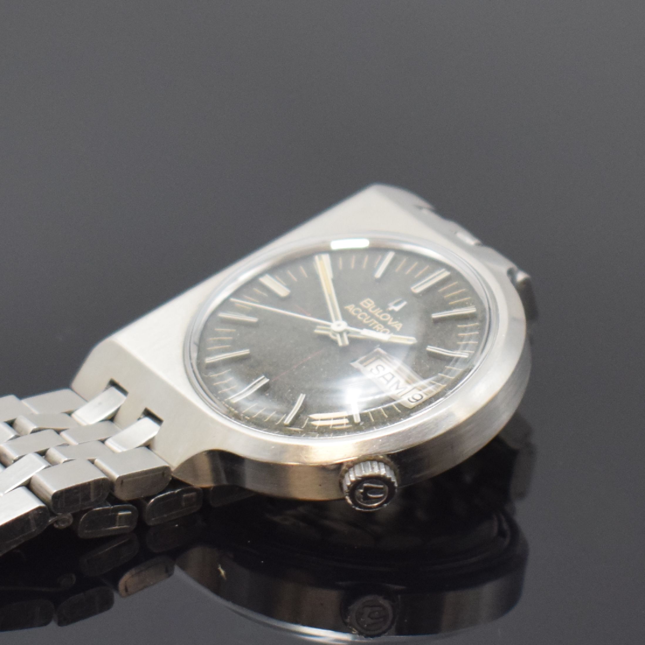 Detail c: BULOVA Armbanduhr Serie Accutron, Schweiz um 1978, asym. Edelstahlgeh. inkl. orig. Gliederband m. Faltschl., Boden verschr., graues Zifferbl. m. ...
