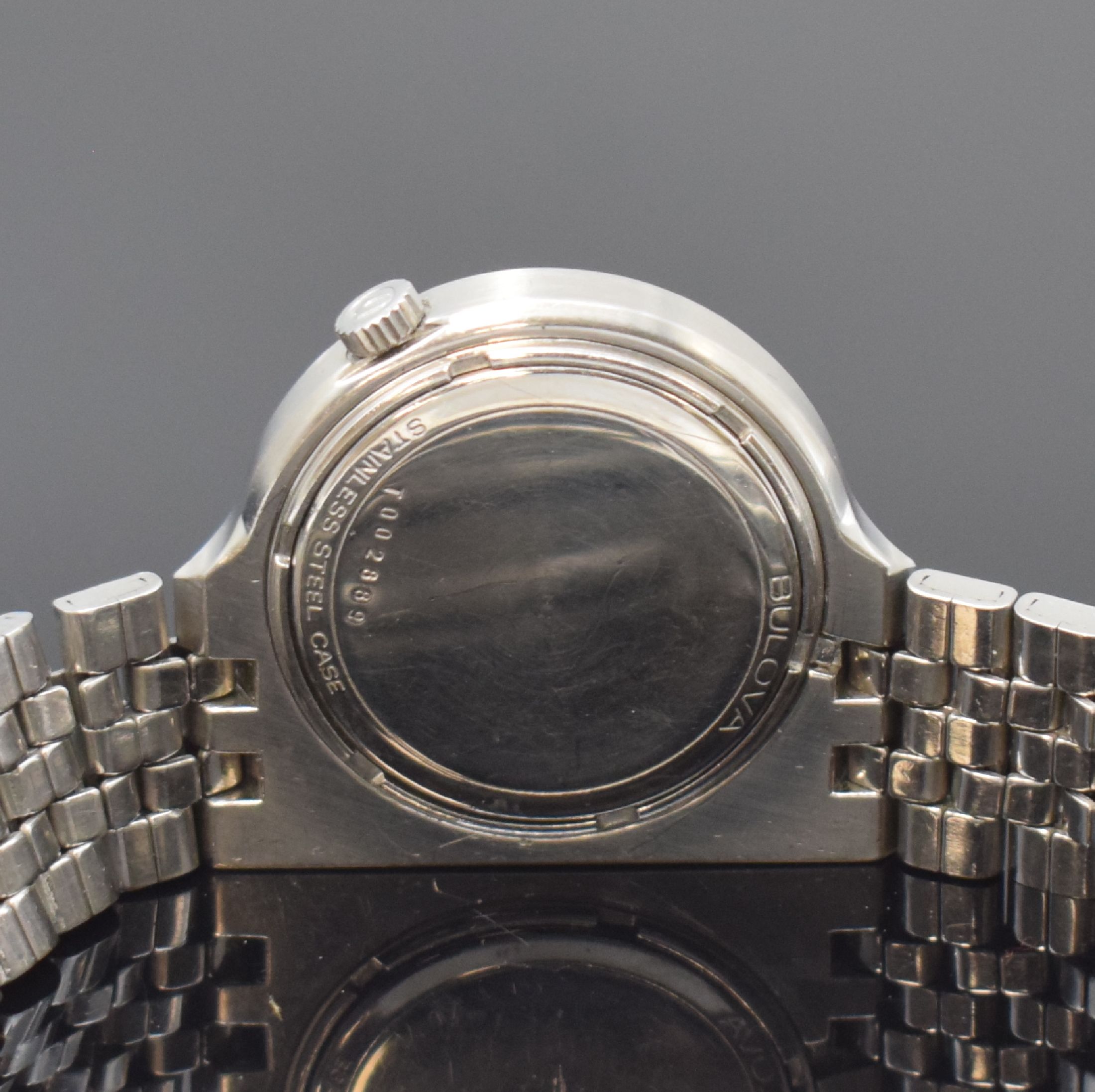 Detail d: BULOVA Armbanduhr Serie Accutron, Schweiz um 1978, asym. Edelstahlgeh. inkl. orig. Gliederband m. Faltschl., Boden verschr., graues Zifferbl. m. ...