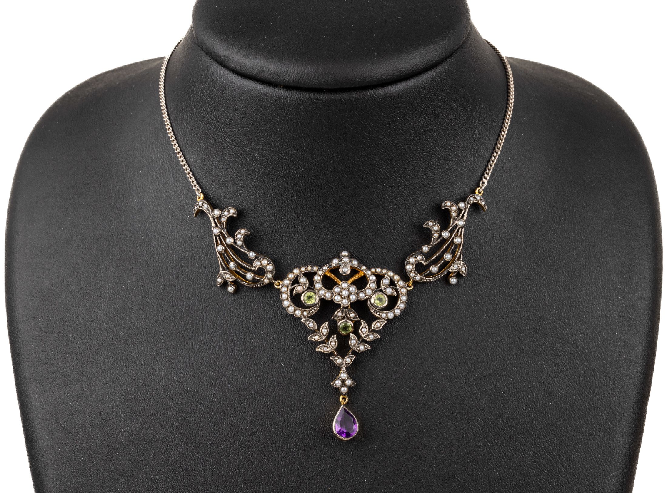 Perl-Farbstein-Collier, Silber part. verg.,um 1880-90, Mittelteil geschwungen mit kl. Saatperlen, rundfacett. Peridots und 1 bewegl.abgehängter ...