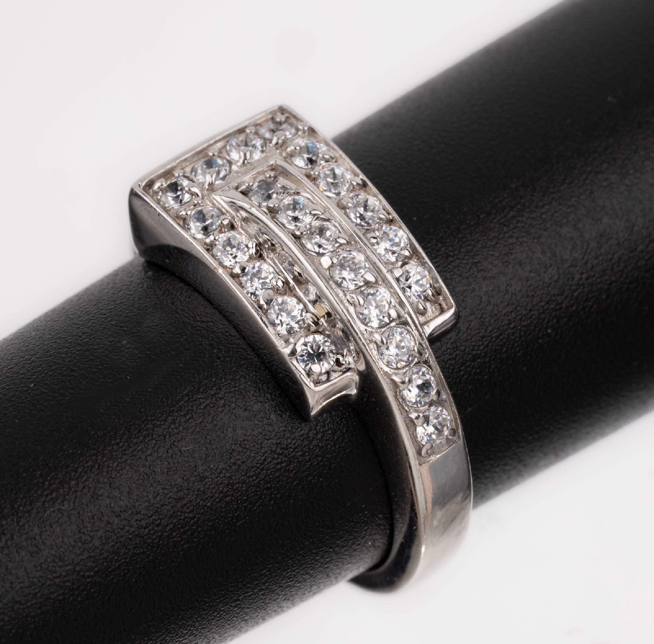 14 kt Gold Brillant-Ring, WG 585/000, anged. Gürtelform bes. mit 25 Brillanten zus. ca. 0.50 ct Weiß/si, RW 56, ca. 4.9 g, Meistermarke unged.