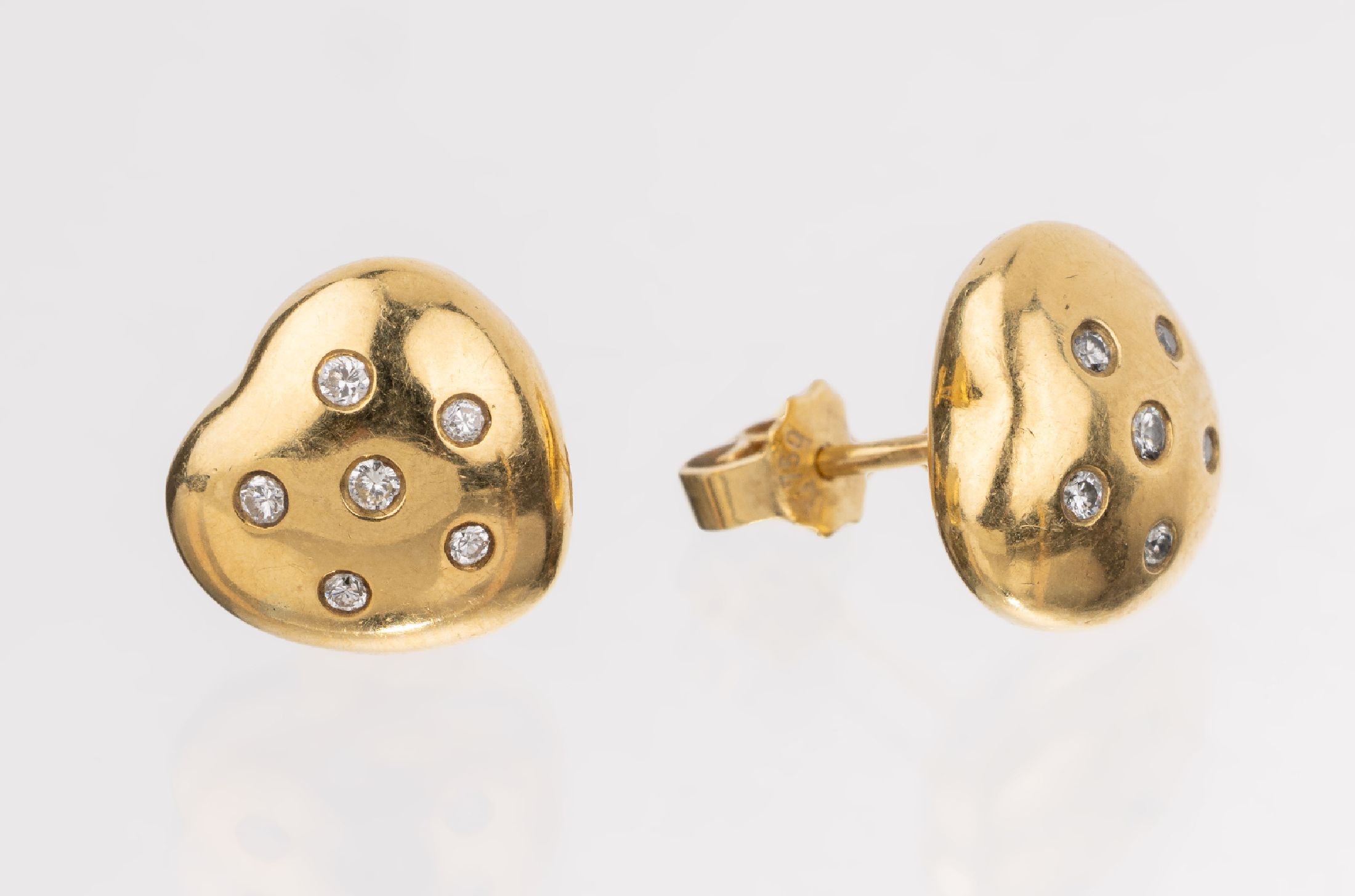 Paar 18 kt Gold Brillant-Ohrstecker, "Herze", GG 750/000, 12 Brillanten zus. ca. 0.12 ct Weiß/si, ca. 8.4 g