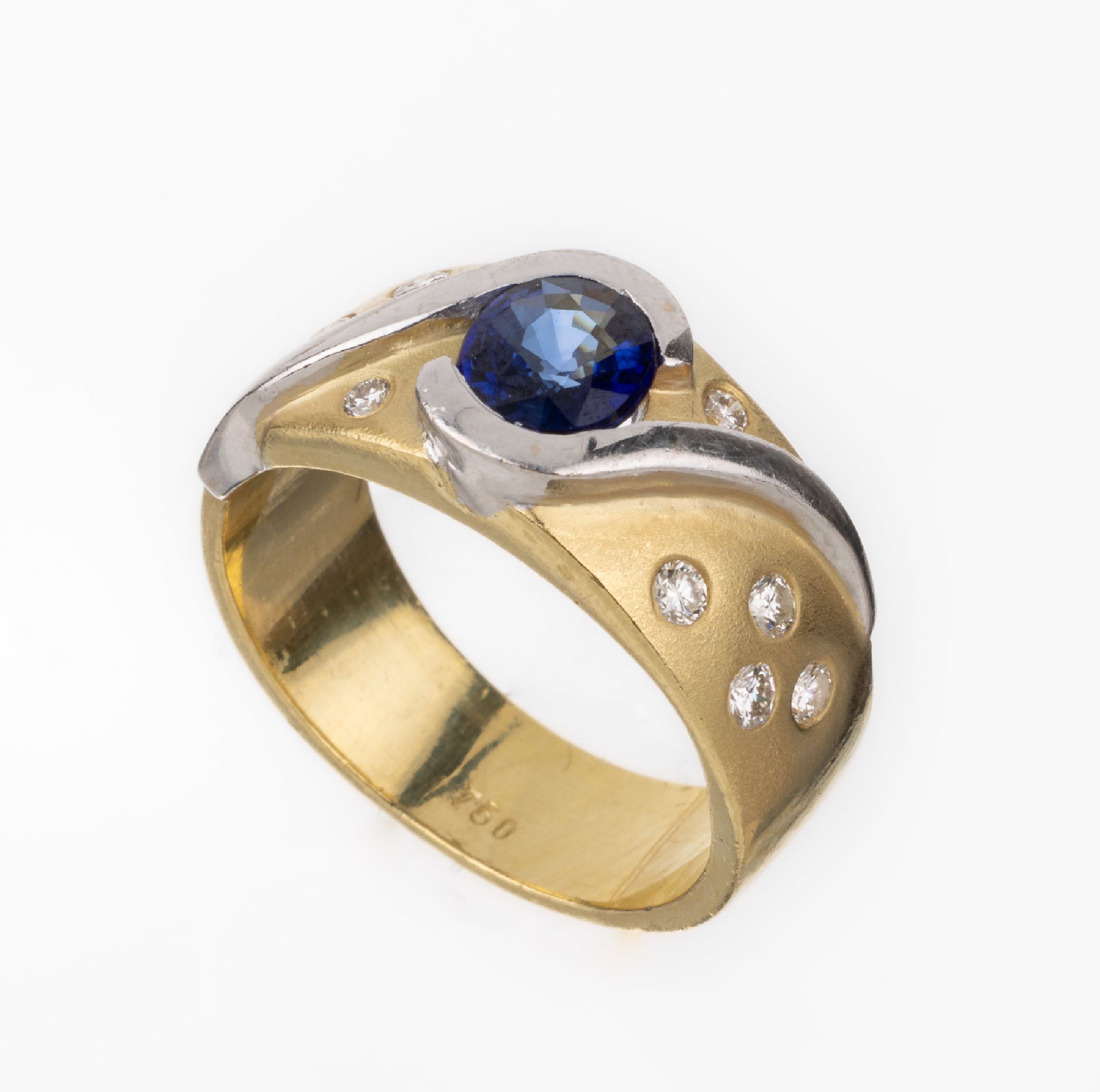 18 kt Gold Saphir-Brillant-Ring, GG/WG 750/000, mittig ovalfacett. Saphir ca. 1.0 ct,10 Brillanten zus. ca. 0.20 ct Weiß/si, sat. und pol., mit WG ...