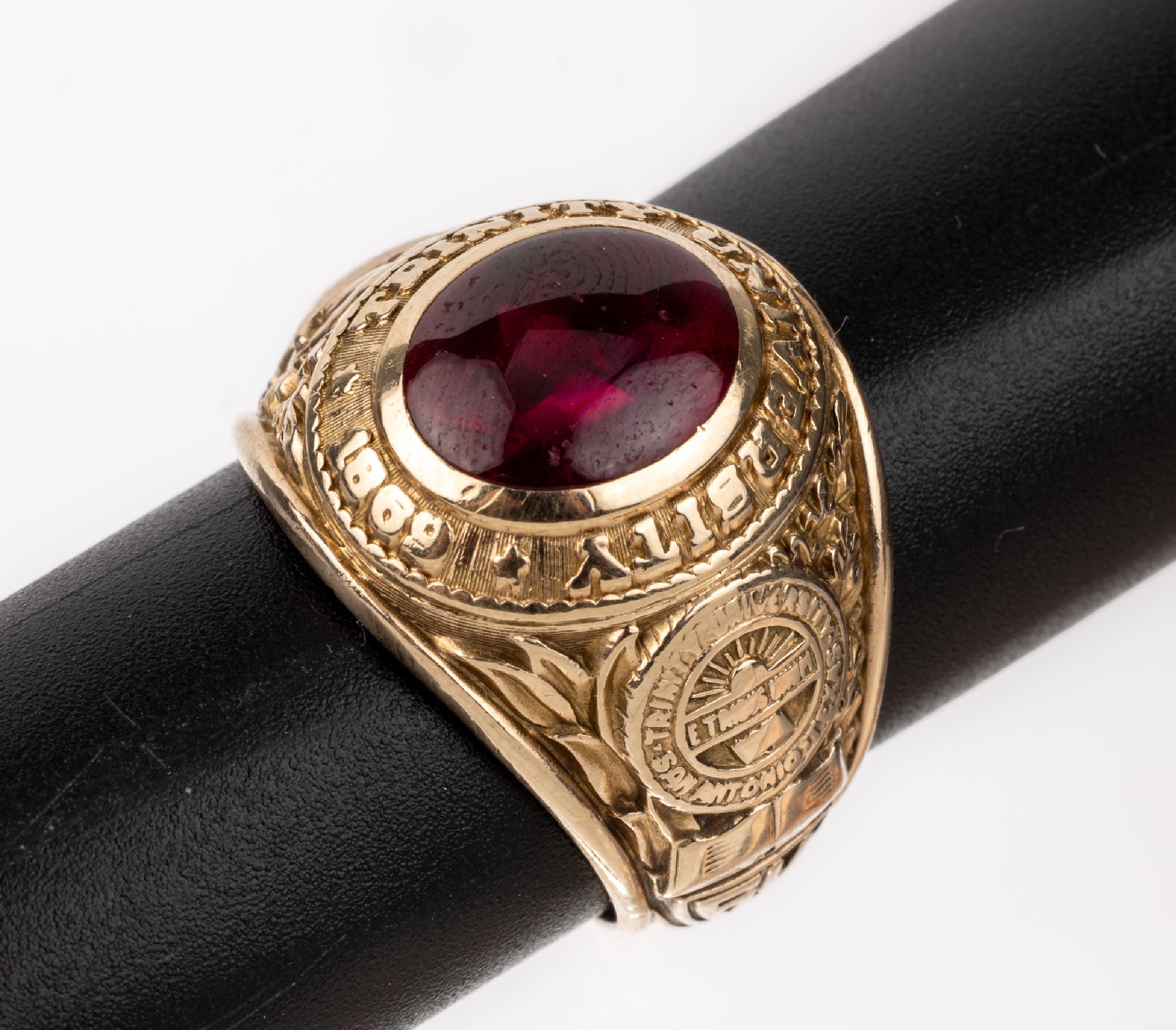 10 kt Gold College-Ring, GG 416/000, Ring der Privatuniversität "Trinity University" SanAntonio, Texas, roter Bakelit-Cabochon, ...