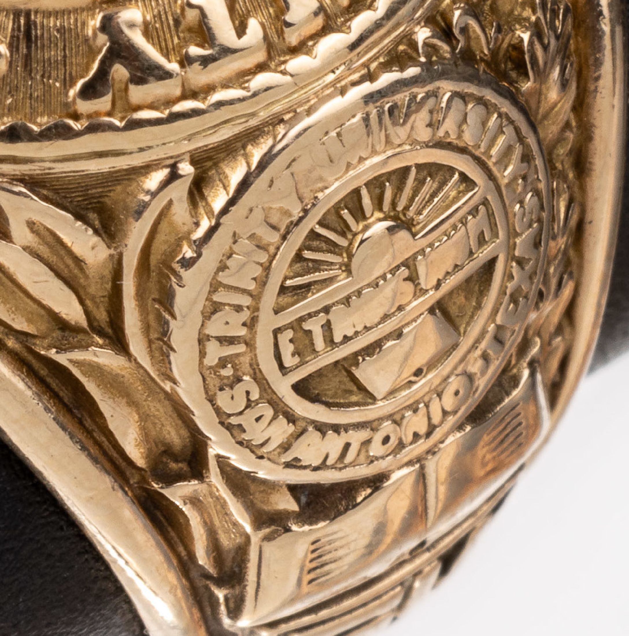 Detail a: 10 kt Gold College-Ring, GG 416/000, Ring der Privatuniversität "Trinity University" SanAntonio, Texas, roter Bakelit-Cabochon, ...