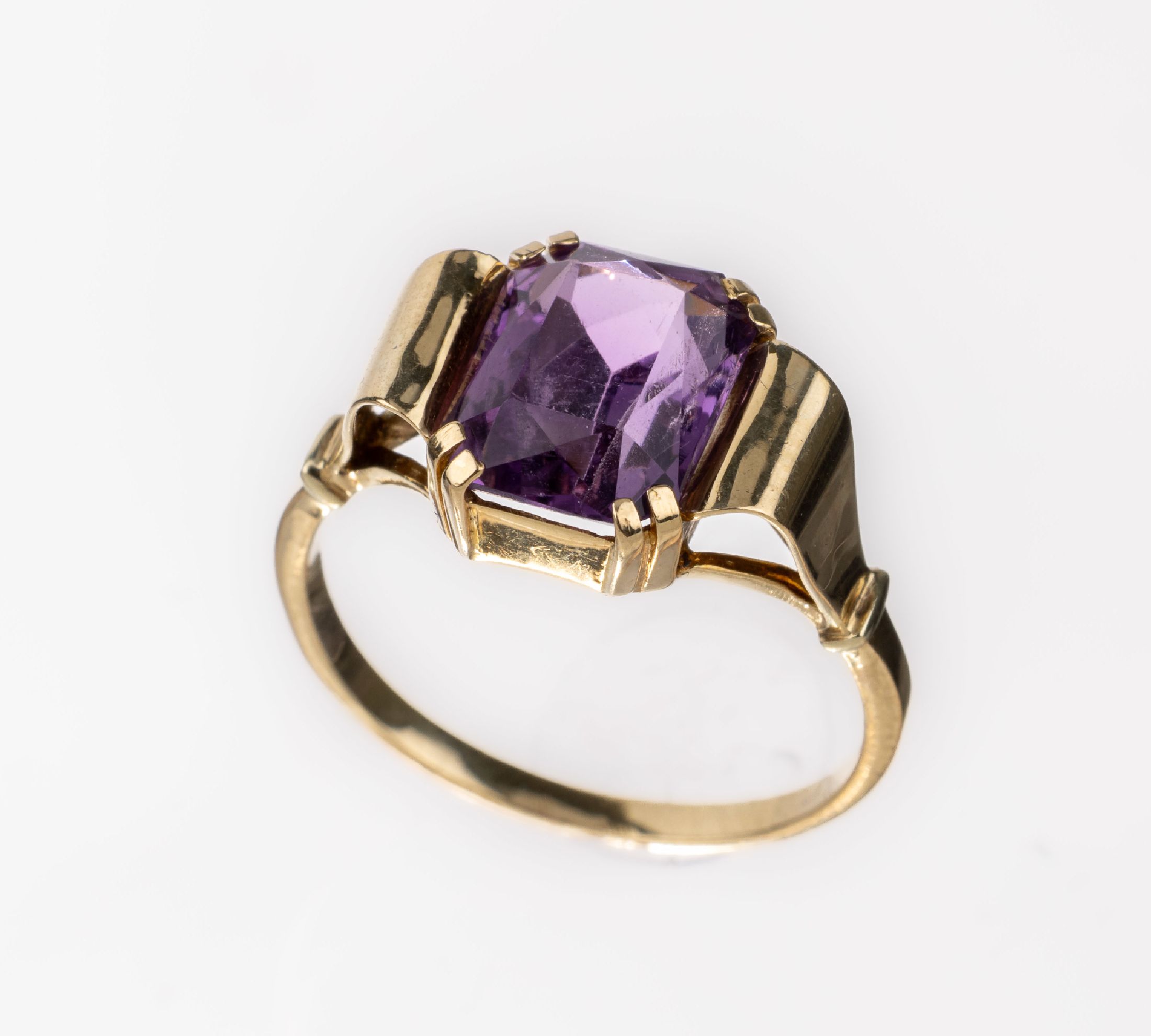 14 kt Gold Amethyst-Ring, GG 585/000, architektonischer Aufbau, Amethyst im Kissenschliff, RW 58, ca. 3.4 g