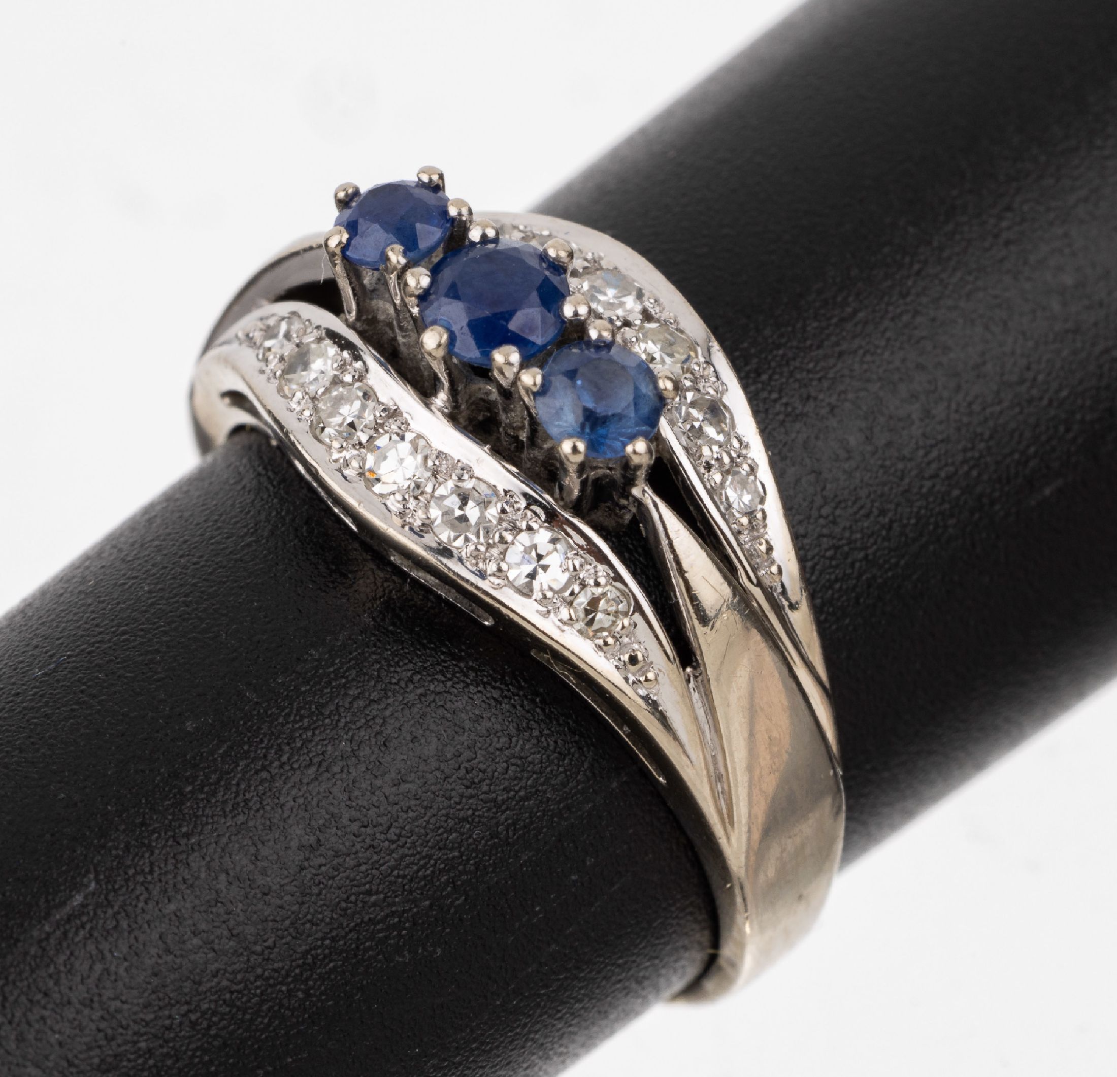 14 kt Gold Saphir-Diamant-Ring, WG 585/000,3 rundfacett. Saphire zus. ca. 0.20 ct, 14 8/8-Diamanten zus. ca. 0.12 ct Weiß/si, RW 57,ca. 4.3 g