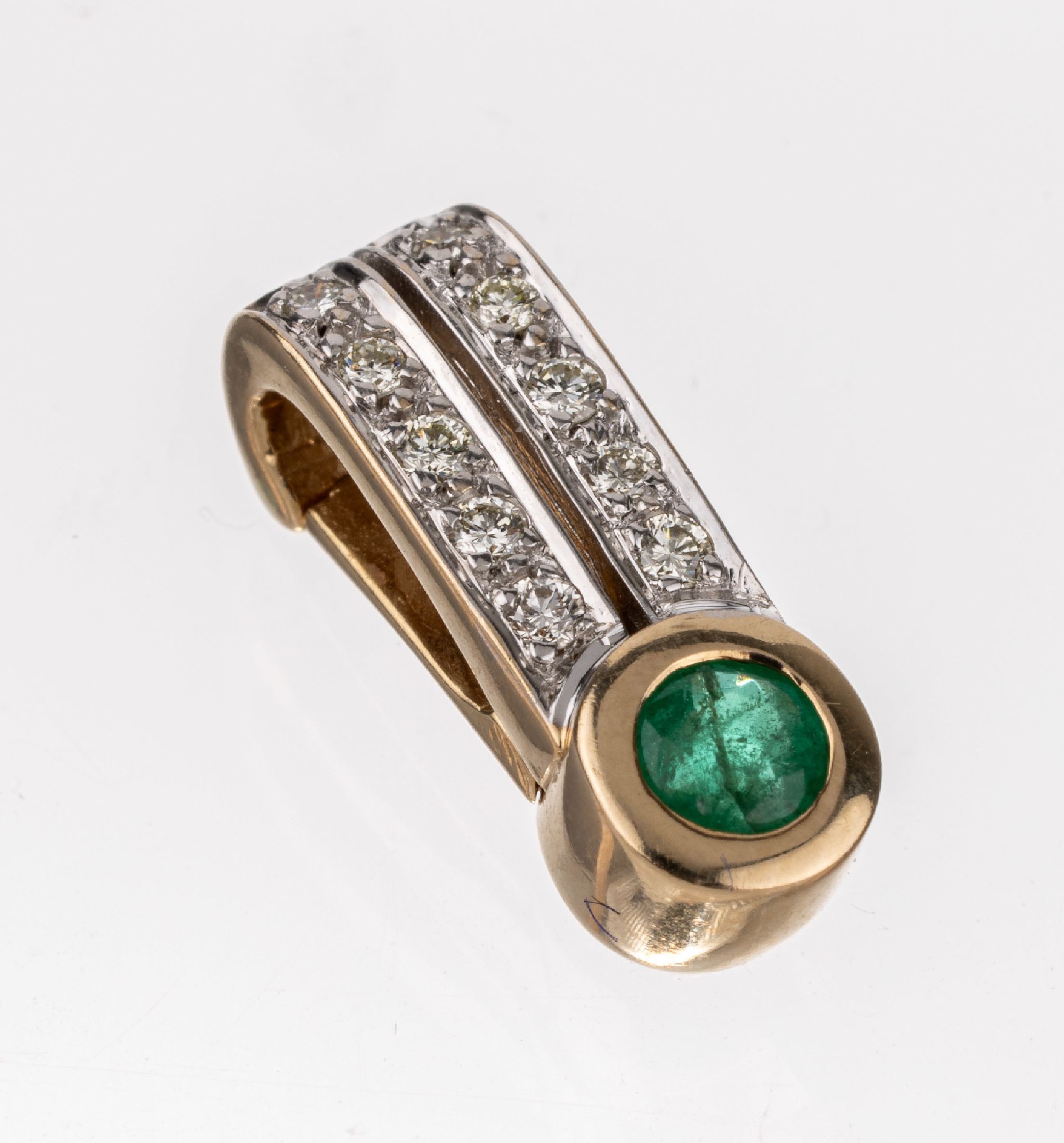 14 kt Gold Smaragd-Brillant-Clipanhänger, GG 585/000, schlicht, kl. rundfacett. Smaragd,10 Brillanten zus. ca. 0.10 ct l.get.Weiß/si, ca. 3.0 g