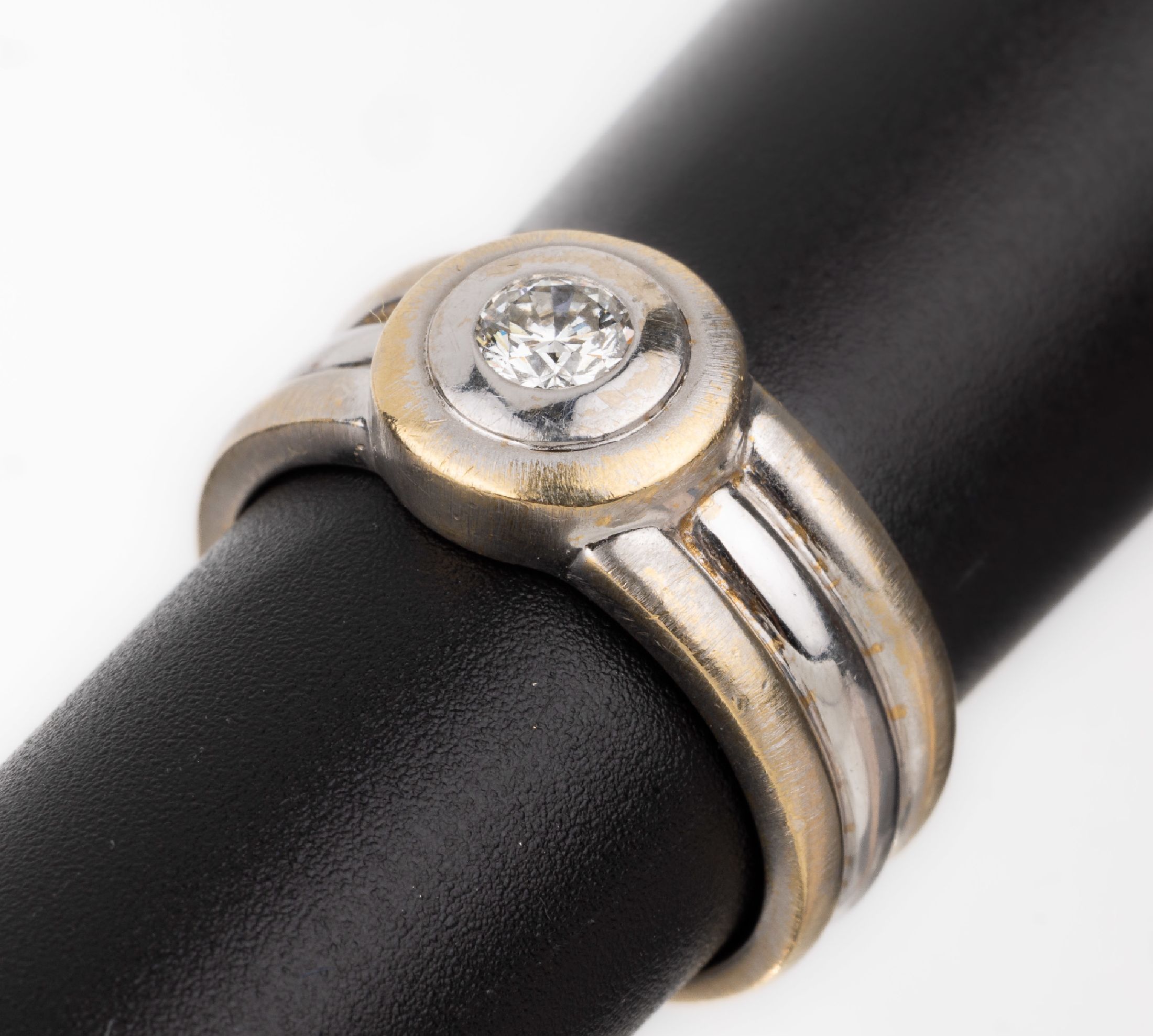 18 kt Gold Brillant-Ring, GG/WG 750/000, Brillant ca. 0.25 ct Weiß/si, RW 55, ca. 10.8 g, Rhod. empfohlen