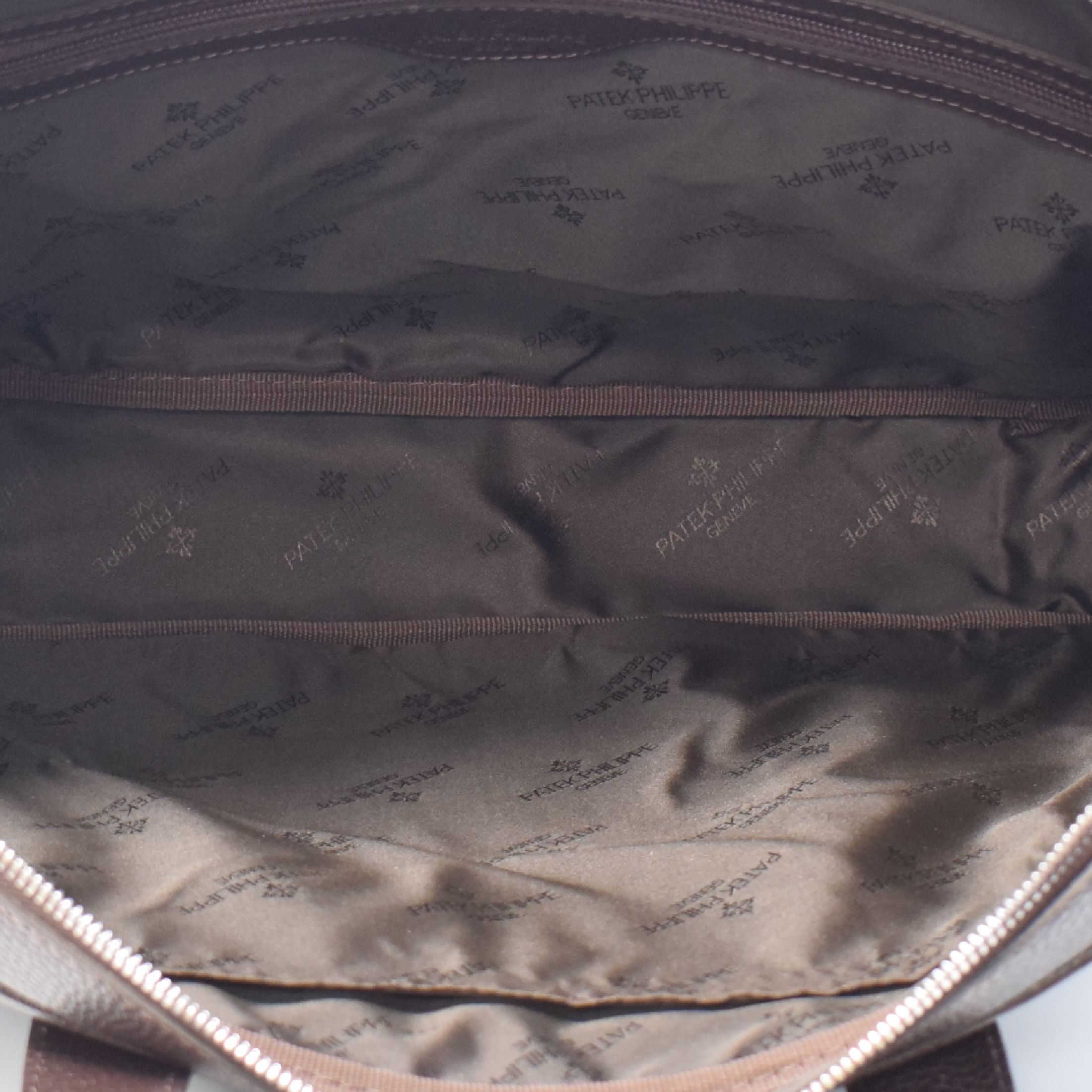 Detail d: PATEK PHILIPPE nahezu neuwertige Aktentasche mit original Staubbeutel, braunes Leder und Stoff kombiniert, außen und innen je mit einem ...