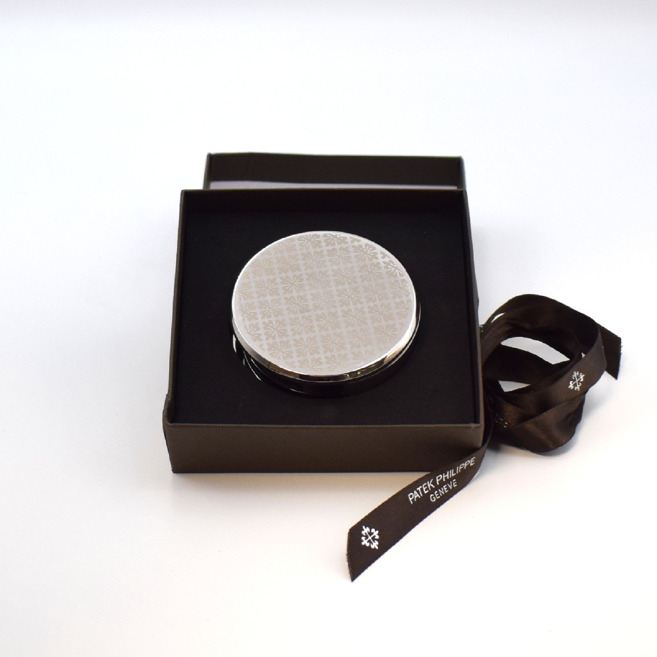 Detail a: PATEK PHILIPPE Lupe in Box, Lupe in mit Calatrava-kreuzen bedrucktem Gehäuse, D. ca. 70 mm, Gewicht ca. 320g, in orig. Etui, aus Sammlungsauflösung