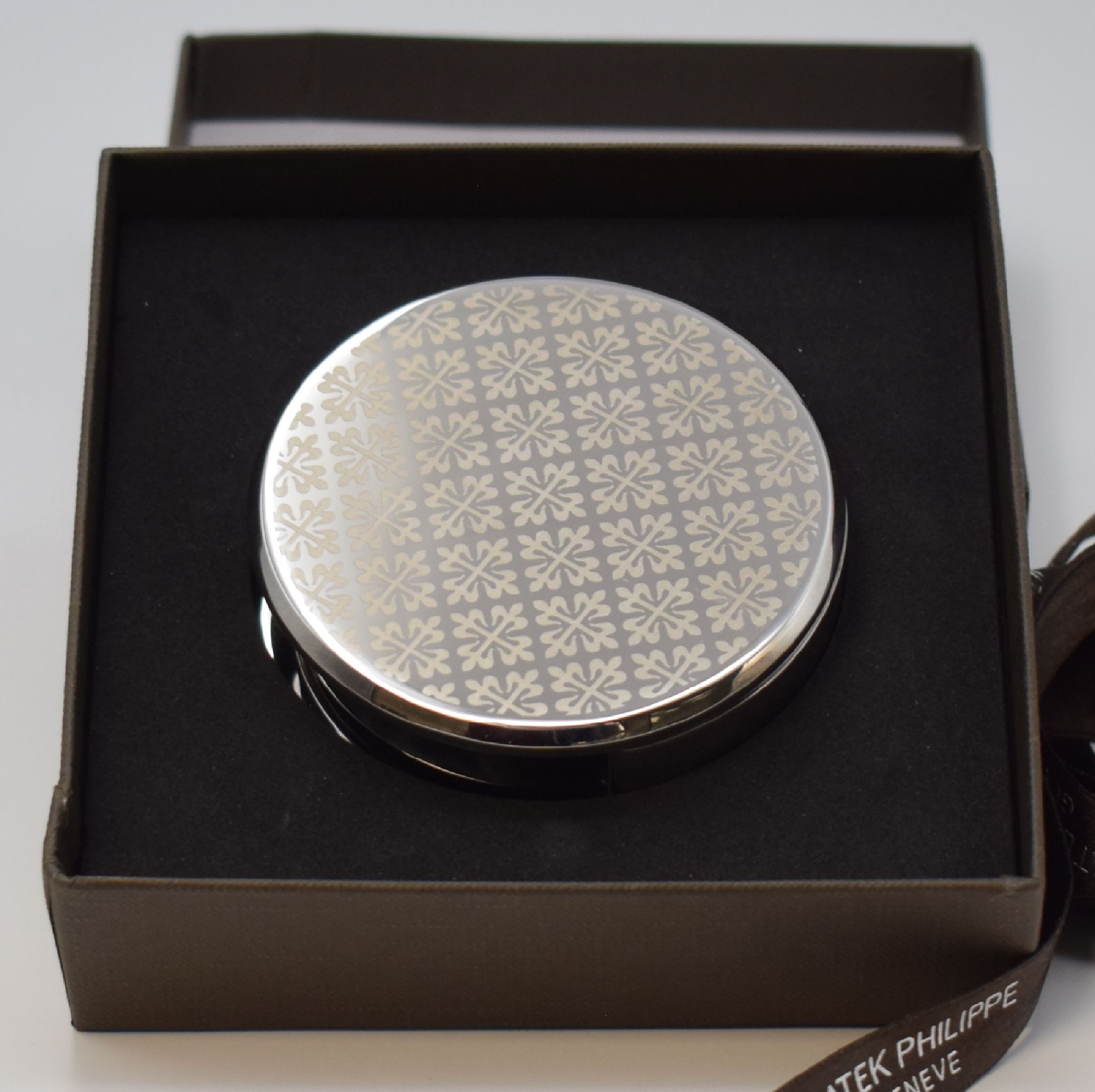 Detail b: PATEK PHILIPPE Lupe in Box, Lupe in mit Calatrava-kreuzen bedrucktem Gehäuse, D. ca. 70 mm, Gewicht ca. 320g, in orig. Etui, aus Sammlungsauflösung