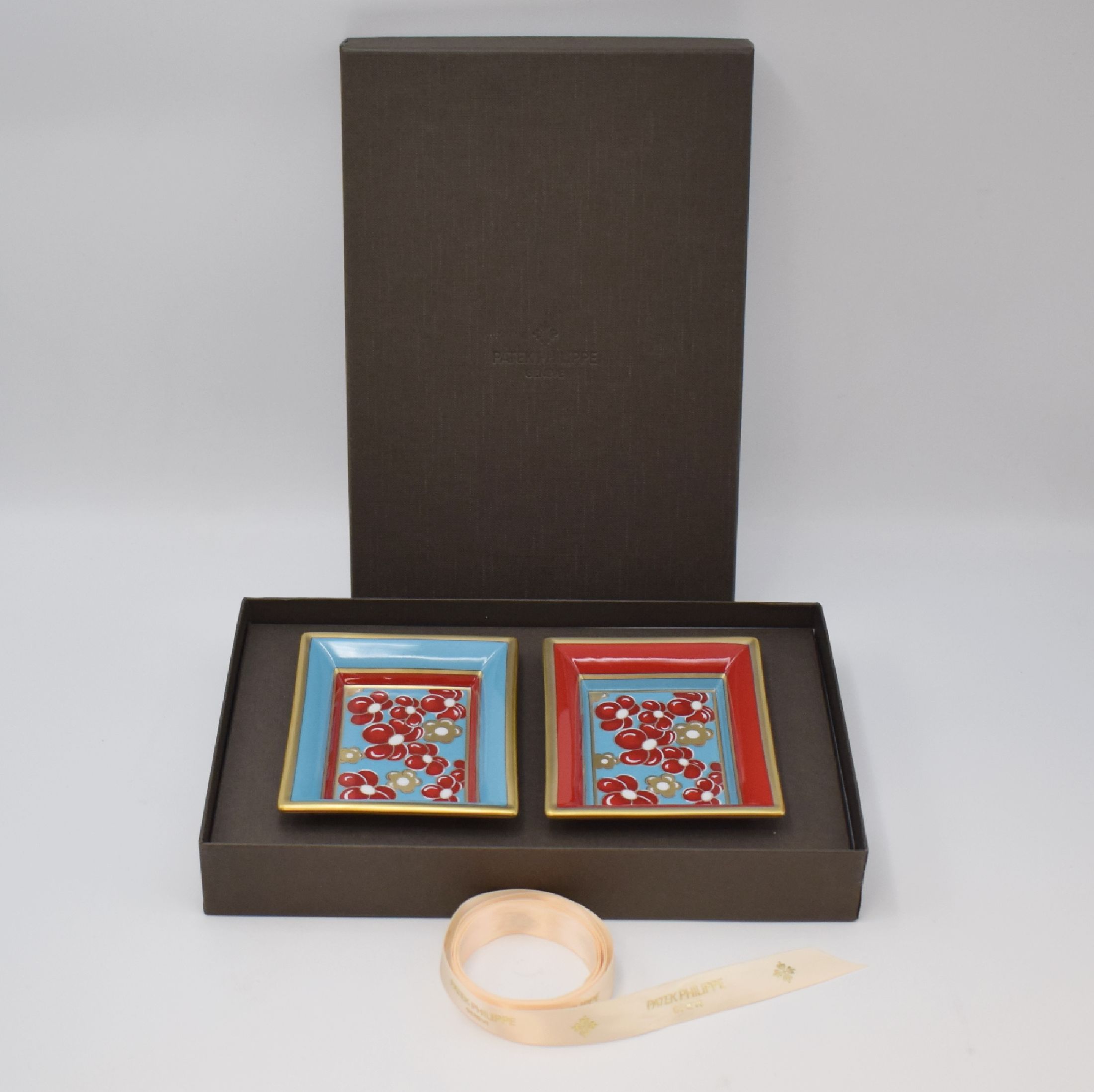PATEK PHILIPPE / De Limoges France Collection 2011, neuwertiges Set von 2 Porzellanschalen, aufw. floral in blau/rot/gold bemalt, rückseitig ...