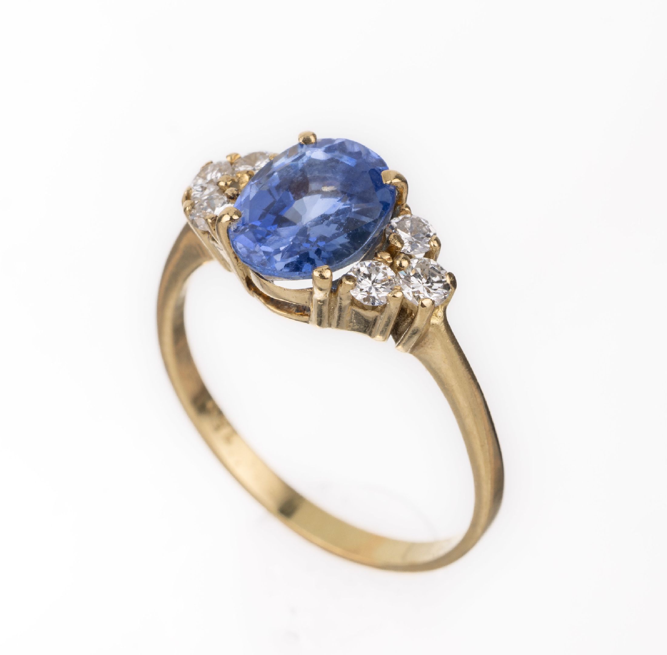18 kt Gold Saphir-Brillant-Ring, GG 750/000, ovalfacett. Saphir ca. 1.10 ct, 6 Brillanten zus. ca. 0.18 ct feines Weiß/si, RW49, ca. 2.2 g