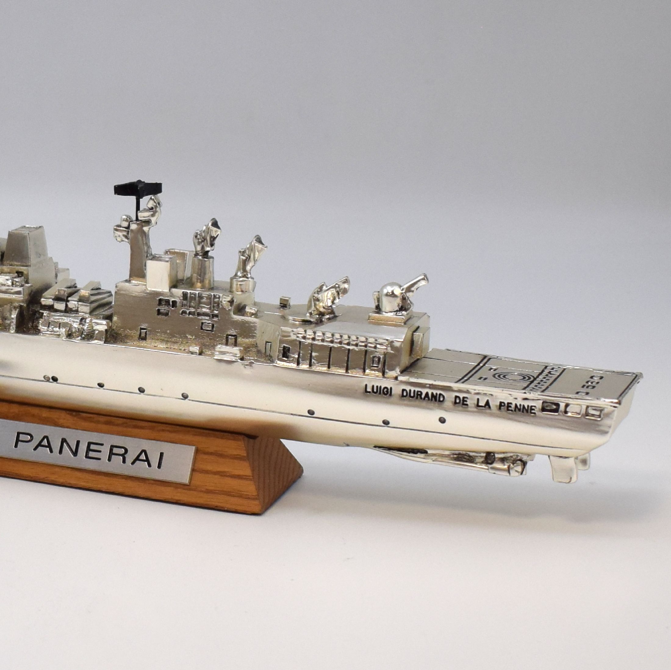 Detail a: PANERAI seltenes Schaufenstermodell des italienischen Zerstörers LUIGI DURAND DE LA PENNE D 560, plastisch gearbeitet, inklusive Holzsockel, schwere ...