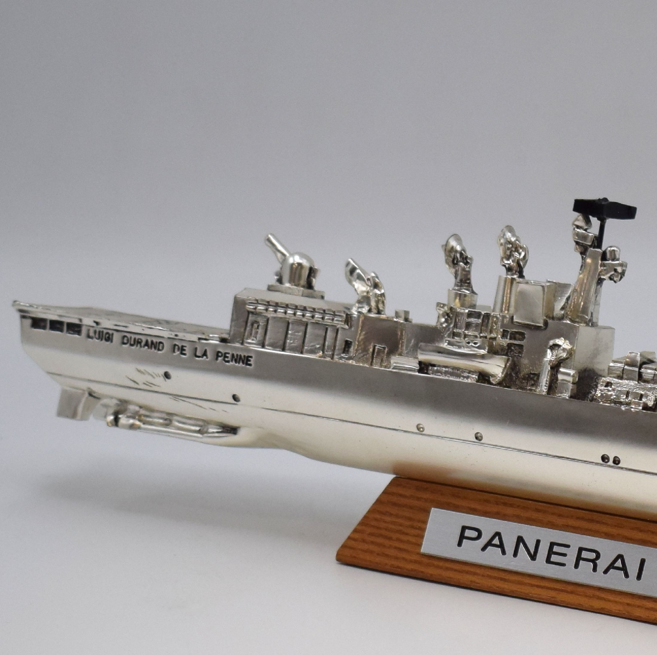 Detail c: PANERAI seltenes Schaufenstermodell des italienischen Zerstörers LUIGI DURAND DE LA PENNE D 560, plastisch gearbeitet, inklusive Holzsockel, schwere ...
