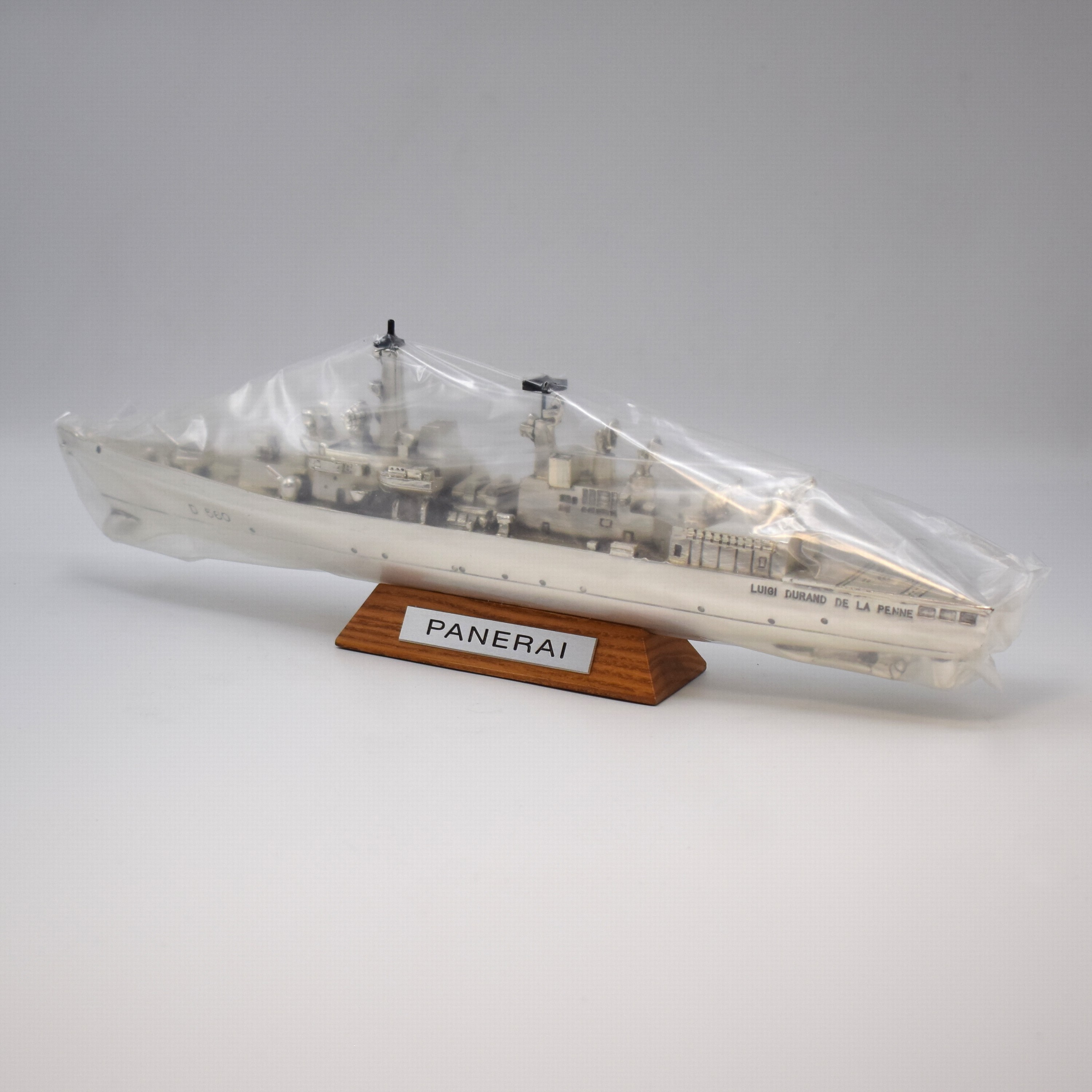 PANERAI seltenes, nahezu neuwertiges Schaufenstermodell des italienischen Zerstörers LUIGI DURAND DE LA PENNE D 560, plastisch gearbeitet, inklusive ...