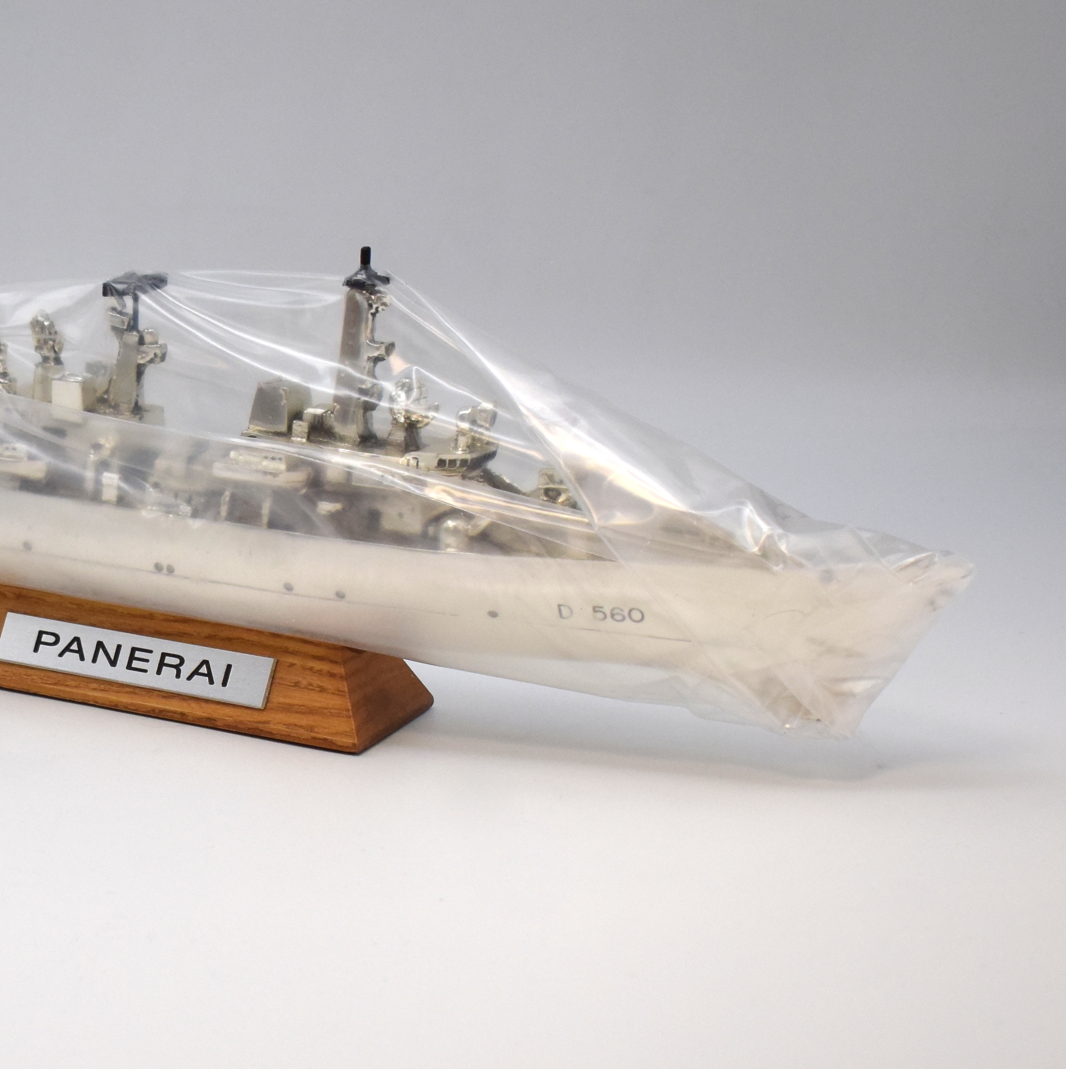 Detail a: PANERAI seltenes, nahezu neuwertiges Schaufenstermodell des italienischen Zerstörers LUIGI DURAND DE LA PENNE D 560, plastisch gearbeitet, inklusive ...